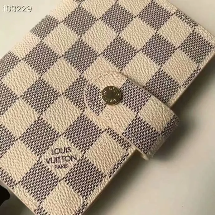 P140 Hot item shipped, model number M20005. This small notepad cover is made of Monogram canvas. It can hold three credit cards and can also be used as an address book, notebook or calendar. 10/12 cm (Length x Height) - Epi leather embossed with delicate LV initials and lined with interwoven textured leather - Button closure - Six-ring binder with three rings in sets, six credit card slots and two internal compartments - Notepad insert available separately