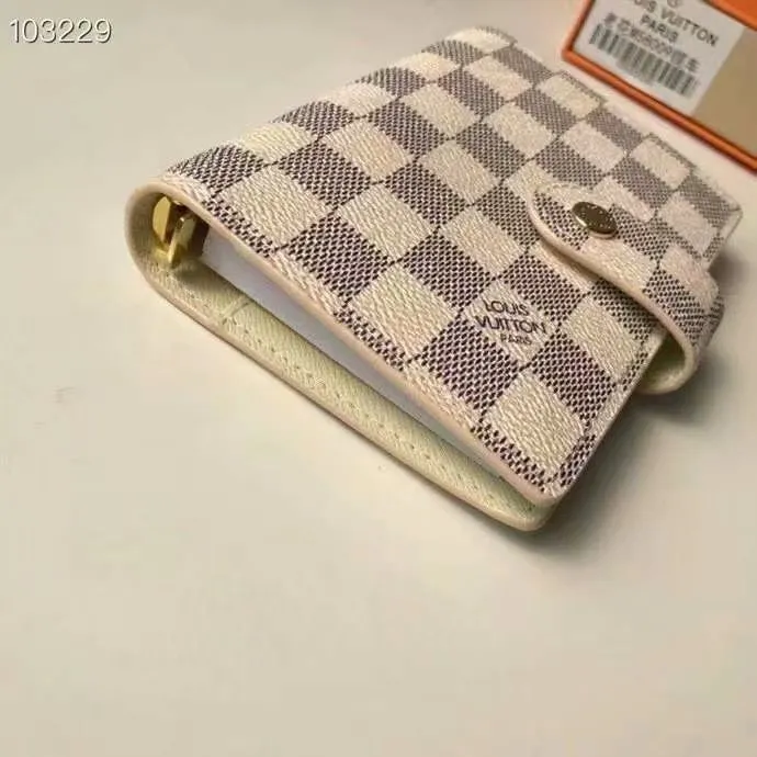 P140 Hot item shipped, model number M20005. This small notepad cover is made of Monogram canvas. It can hold three credit cards and can also be used as an address book, notebook or calendar. 10/12 cm (Length x Height) - Epi leather embossed with delicate LV initials and lined with interwoven textured leather - Button closure - Six-ring binder with three rings in sets, six credit card slots and two internal compartments - Notepad insert available separately