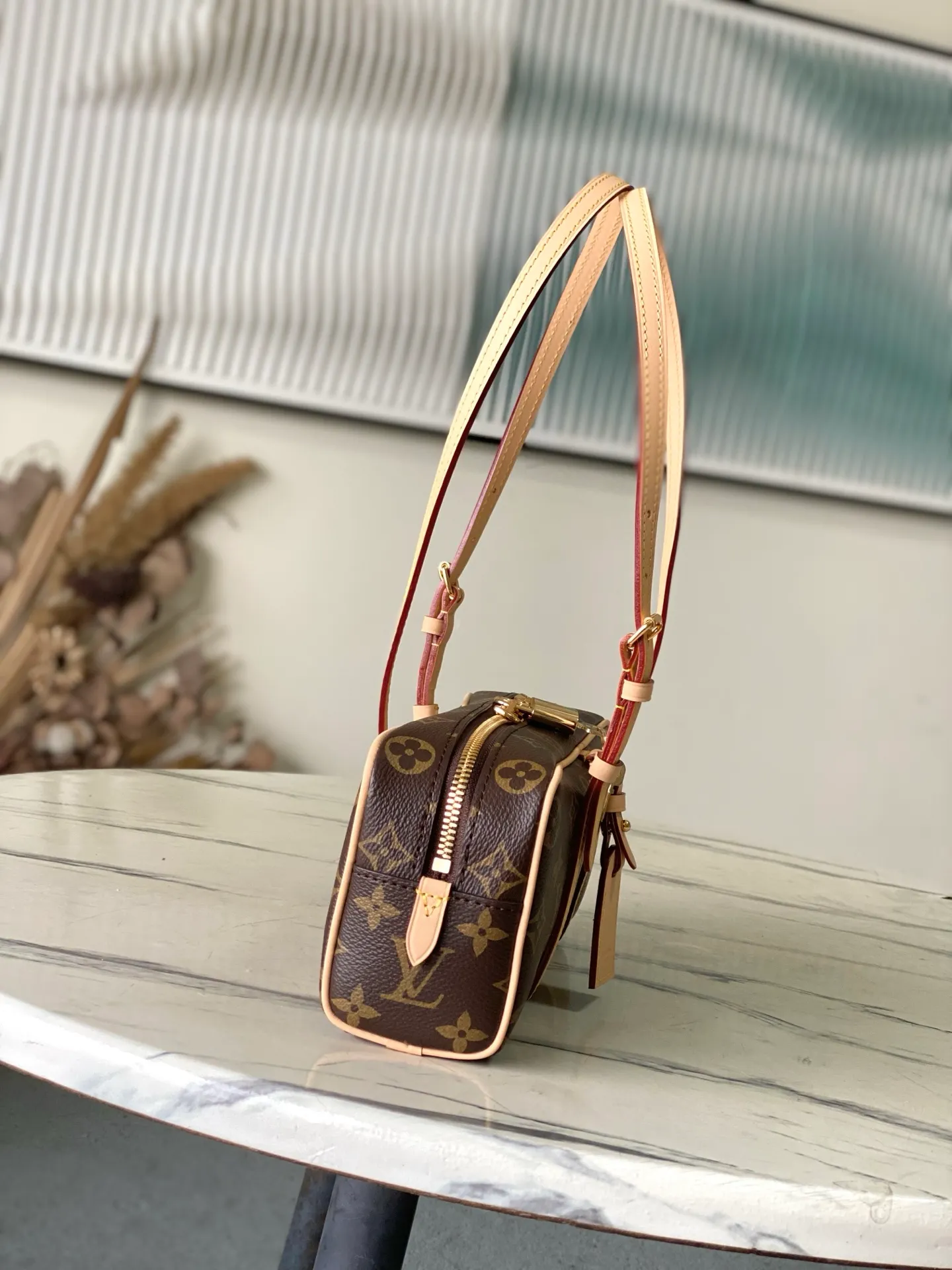 💰800 Top Original Order M47031 Looking back to the classic design of the Cite handbag in the 1980s, this HangOn handbag has a rich retro style. Monogram canvas and WN trim create a modern bowling bag gallery shape, and the padlock and nameplate highlight the brand's touch. Zipper closure and adjustable shoulder straps allow for flexible travel. Dimensions: 26 × 11.5 × 6.5 cm