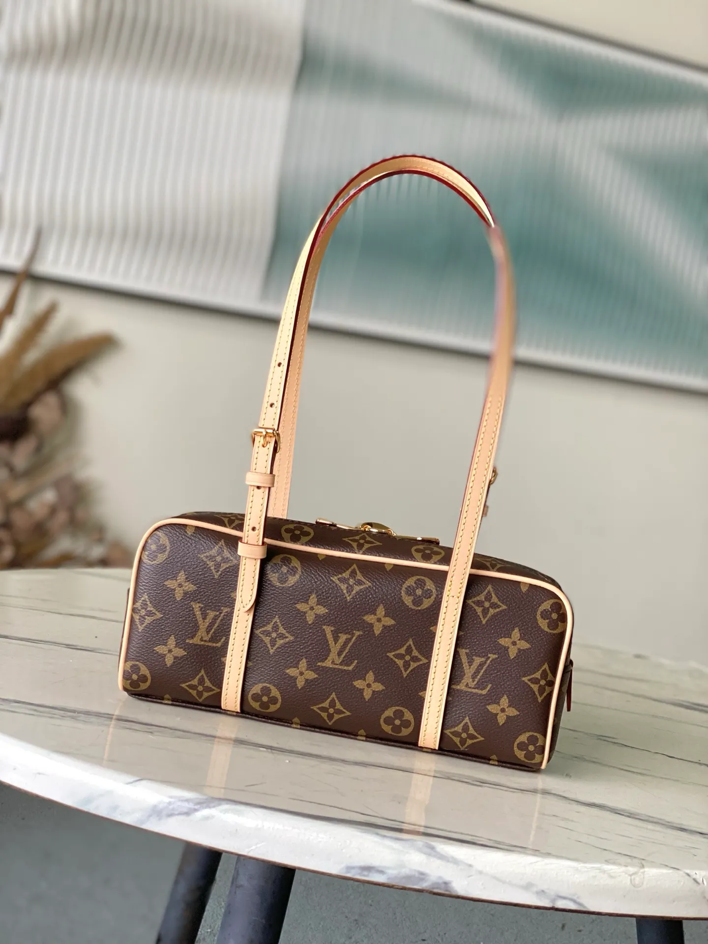 💰800 Top Original Order M47031 Looking back to the classic design of the Cite handbag in the 1980s, this HangOn handbag has a rich retro style. Monogram canvas and WN trim create a modern bowling bag gallery shape, and the padlock and nameplate highlight the brand's touch. Zipper closure and adjustable shoulder straps allow for flexible travel. Dimensions: 26 × 11.5 × 6.5 cm