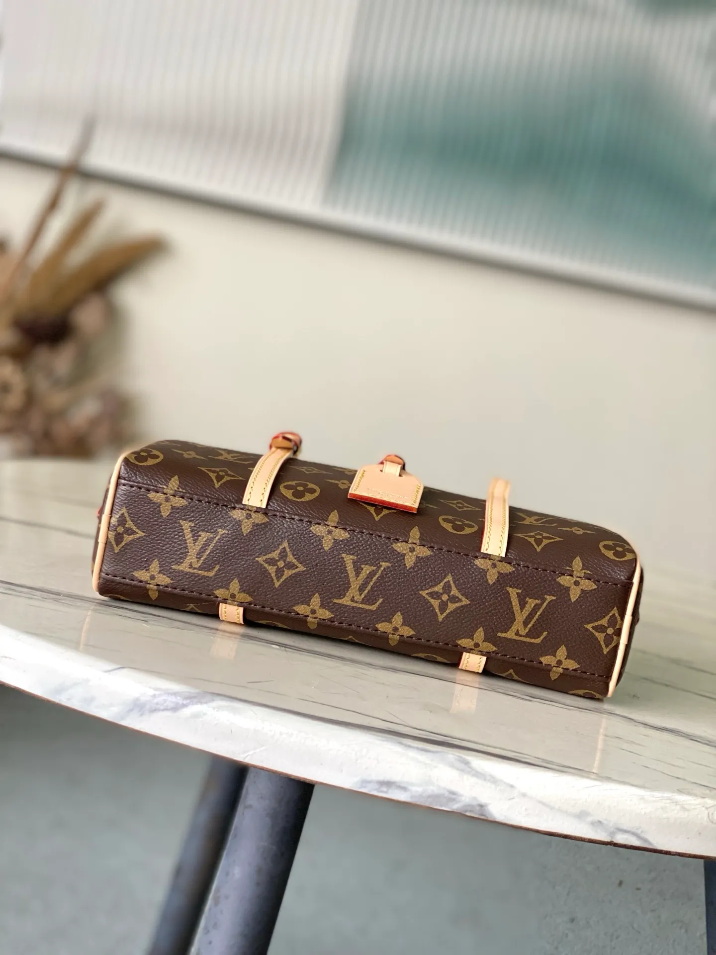 💰800 Top Original Order M47031 Looking back to the classic design of the Cite handbag in the 1980s, this HangOn handbag has a rich retro style. Monogram canvas and WN trim create a modern bowling bag gallery shape, and the padlock and nameplate highlight the brand's touch. Zipper closure and adjustable shoulder straps allow for flexible travel. Dimensions: 26 × 11.5 × 6.5 cm