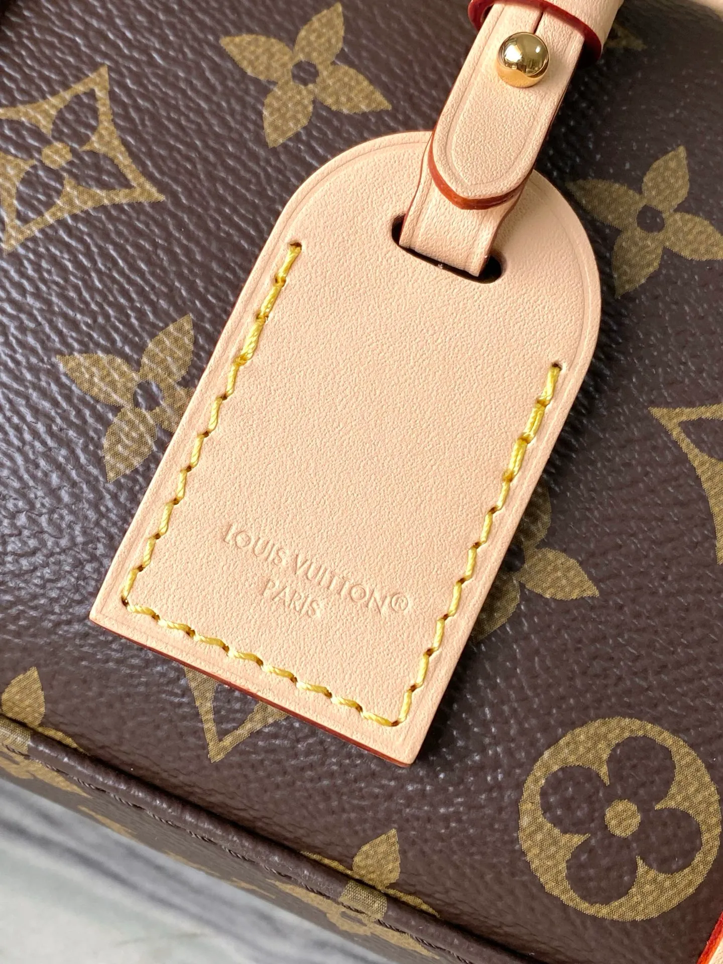 💰800 Top Original Order M47031 Looking back to the classic design of the Cite handbag in the 1980s, this HangOn handbag has a rich retro style. Monogram canvas and WN trim create a modern bowling bag gallery shape, and the padlock and nameplate highlight the brand's touch. Zipper closure and adjustable shoulder straps allow for flexible travel. Dimensions: 26 × 11.5 × 6.5 cm