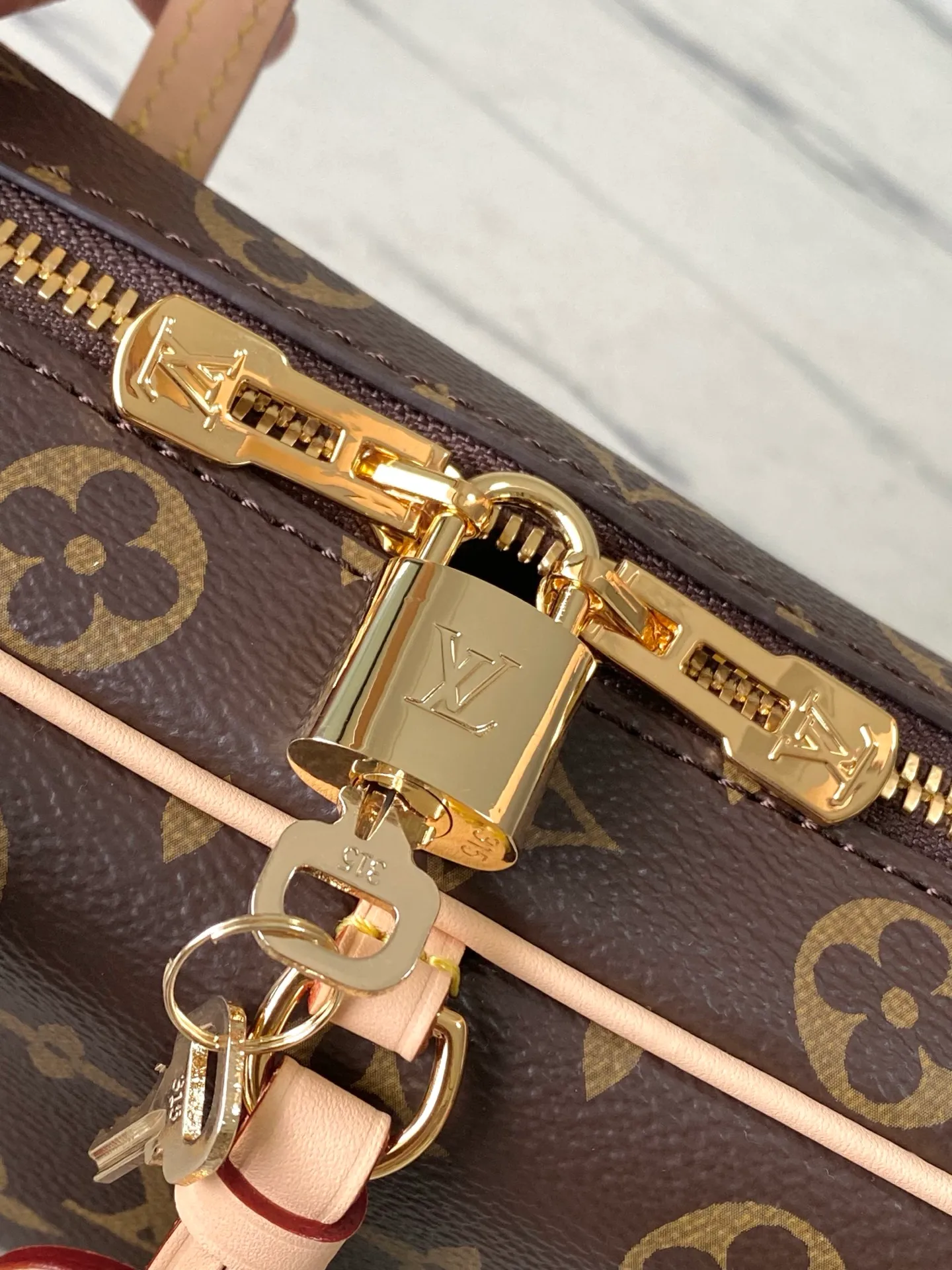 💰800 Top Original Order M47031 Looking back to the classic design of the Cite handbag in the 1980s, this HangOn handbag has a rich retro style. Monogram canvas and WN trim create a modern bowling bag gallery shape, and the padlock and nameplate highlight the brand's touch. Zipper closure and adjustable shoulder straps allow for flexible travel. Dimensions: 26 × 11.5 × 6.5 cm