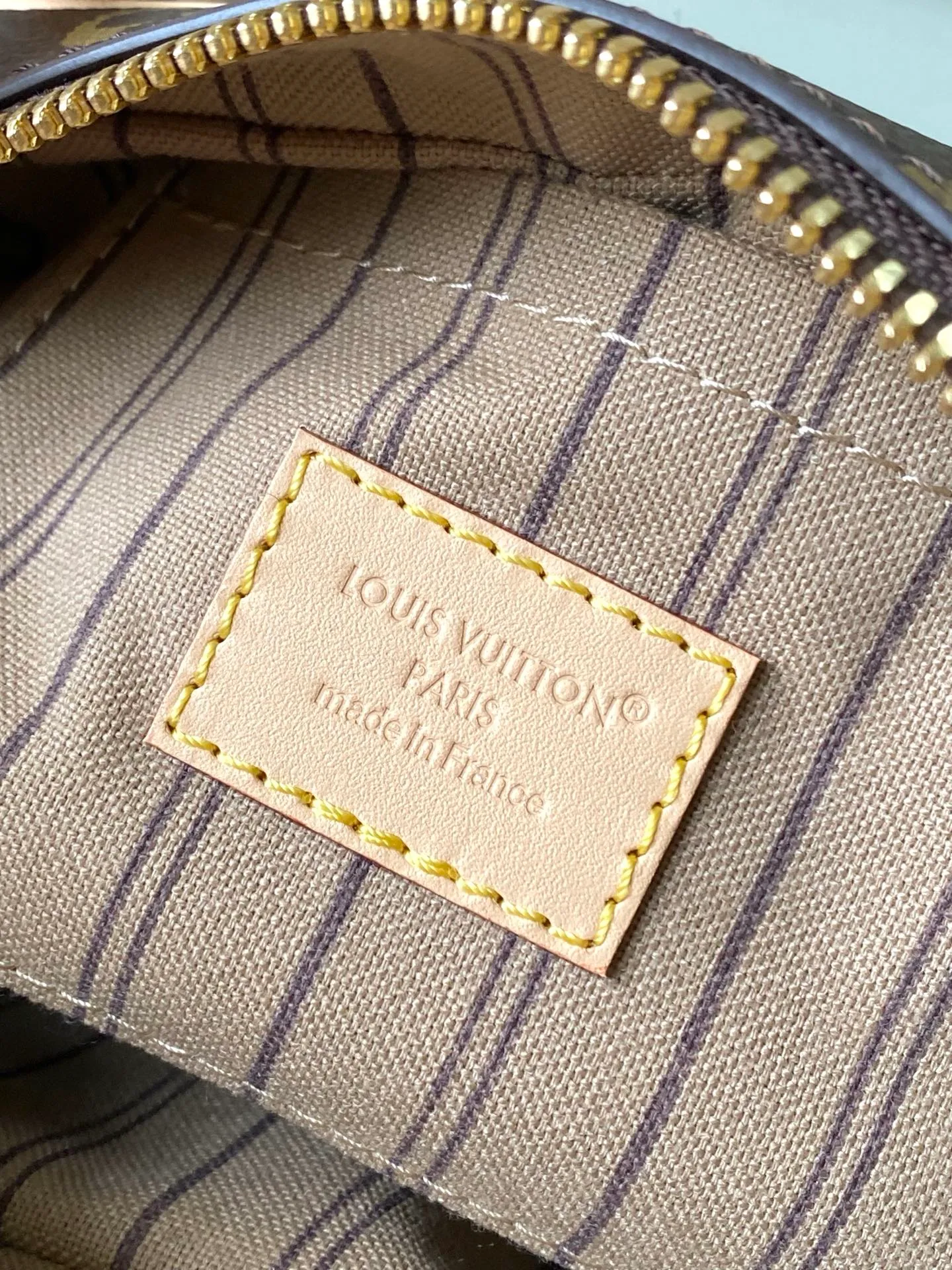 💰800 Top Original Order M47031 Looking back to the classic design of the Cite handbag in the 1980s, this HangOn handbag has a rich retro style. Monogram canvas and WN trim create a modern bowling bag gallery shape, and the padlock and nameplate highlight the brand's touch. Zipper closure and adjustable shoulder straps allow for flexible travel. Dimensions: 26 × 11.5 × 6.5 cm