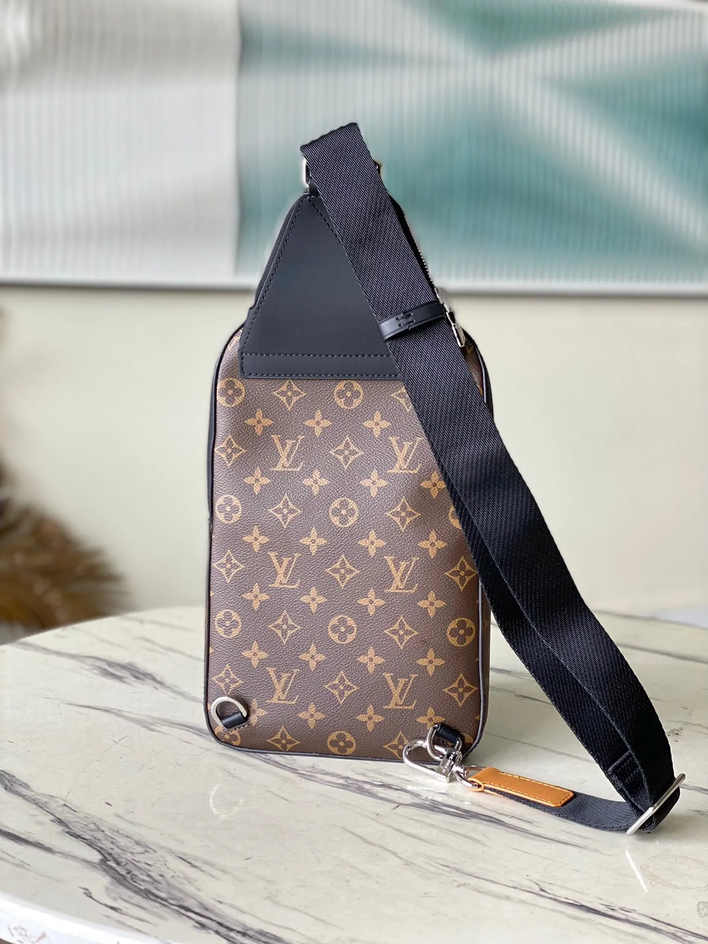 💰860 Top Original M46718 Yellow Leather AVENUE Shoulder Bag The Avenue shoulder bag made of Damier Graphite canvas is the perfect companion for urban life: small and fashionable, showing a casual and uninhibited attitude. "Smart" shoulder strap design, suitable for carrying on the left or right shoulder. Styling design to improve carrying comfort; double zipper opening and closing design to ensure safe placement of valuables -20 x 31 x 10cm