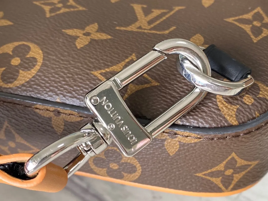 💰860 Top Original M46718 Yellow Leather AVENUE Shoulder Bag The Avenue shoulder bag made of Damier Graphite canvas is the perfect companion for urban life: small and fashionable, showing a casual and uninhibited attitude. "Smart" shoulder strap design, suitable for carrying on the left or right shoulder. Styling design to improve carrying comfort; double zipper opening and closing design to ensure safe placement of valuables -20 x 31 x 10cm
