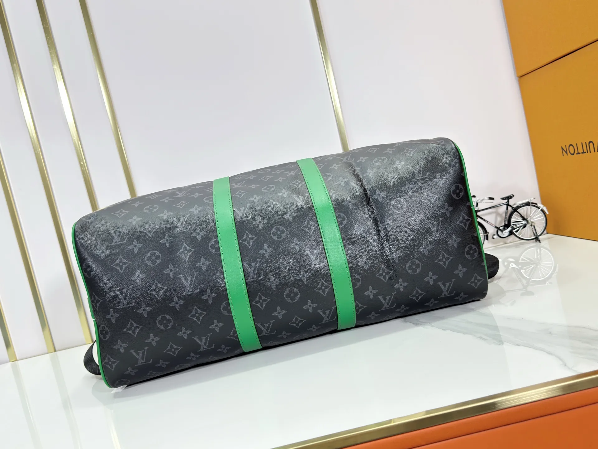 P340 M26434 M41416 Upgraded from the original version, this Keepall Bandoulière 50 travel bag is made of Monogram Eclipse canvas, with bright side straps and top handles to inject a dynamic feel. Compact construction with fabric lining and zippered pockets for on-the-go convenience. The removable and adjustable shoulder strap allows for shoulder or cross-body wear. 29 x 23 x 50 cm (height x width x length)