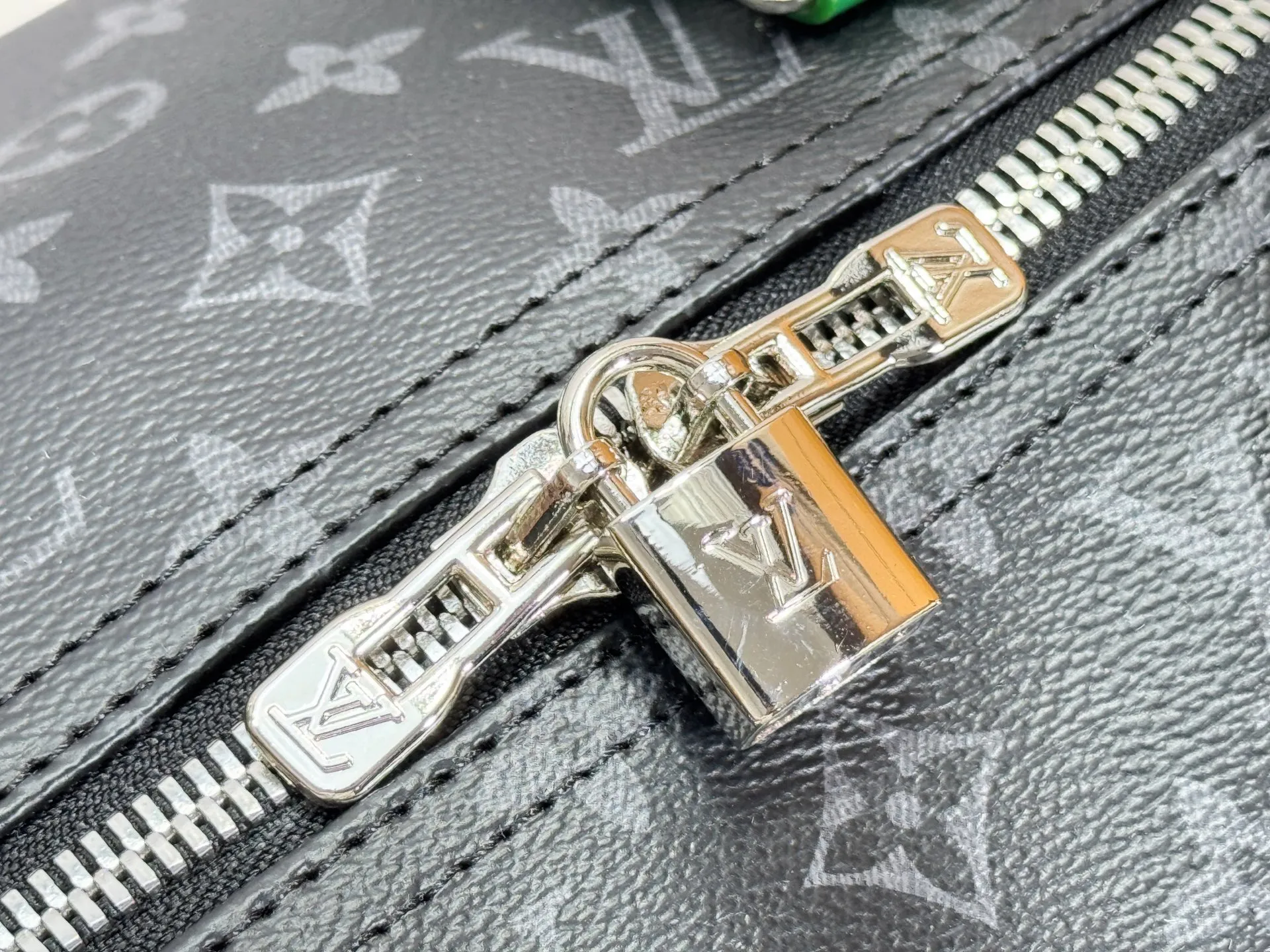 P340 M26434 M41416 Upgraded from the original version, this Keepall Bandoulière 50 travel bag is made of Monogram Eclipse canvas, with bright side straps and top handles to inject a dynamic feel. Compact construction with fabric lining and zippered pockets for on-the-go convenience. The removable and adjustable shoulder strap allows for shoulder or cross-body wear. 29 x 23 x 50 cm (height x width x length)