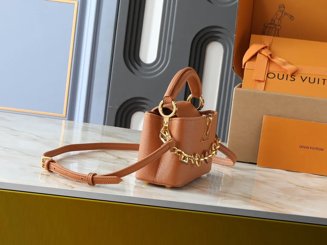 💰420💰Guangzhou goods Upgraded from the original M14381 M14970 M14393 M14972 M14971 This Harmony series launches the Capucines East West mini handbag, which uses a decorative chain to show the inspiration of the Monogram flower. Taurillon cow leather creates an exquisite structure, and the LV letters interpret the colorful brushstrokes of the Puffygram jewelry series. The flap can be folded in or out, and the inner pocket can safely store valuables. Dimensions: 22.0 x 12.0 x 8.0 cm (length x height x width)