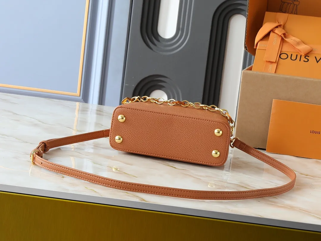 💰420💰Guangzhou goods Upgraded from the original M14381 M14970 M14393 M14972 M14971 This Harmony series launches the Capucines East West mini handbag, which uses a decorative chain to show the inspiration of the Monogram flower. Taurillon cow leather creates an exquisite structure, and the LV letters interpret the colorful brushstrokes of the Puffygram jewelry series. The flap can be folded in or out, and the inner pocket can safely store valuables. Dimensions: 22.0 x 12.0 x 8.0 cm (length x height x width)
