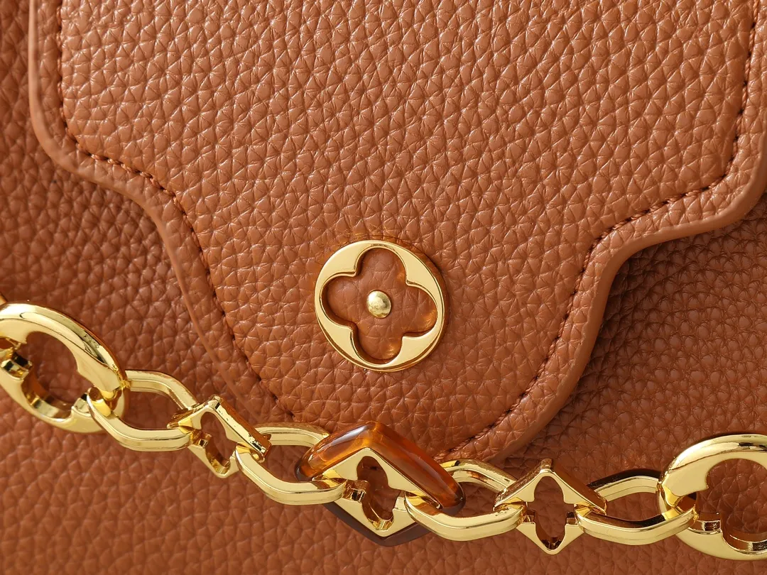 💰420💰Guangzhou goods Upgraded from the original M14381 M14970 M14393 M14972 M14971 This Harmony series launches the Capucines East West mini handbag, which uses a decorative chain to show the inspiration of the Monogram flower. Taurillon cow leather creates an exquisite structure, and the LV letters interpret the colorful brushstrokes of the Puffygram jewelry series. The flap can be folded in or out, and the inner pocket can safely store valuables. Dimensions: 22.0 x 12.0 x 8.0 cm (length x height x width)