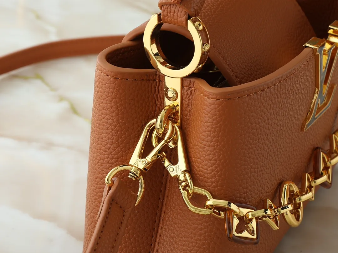 💰420💰Guangzhou goods Upgraded from the original M14381 M14970 M14393 M14972 M14971 This Harmony series launches the Capucines East West mini handbag, which uses a decorative chain to show the inspiration of the Monogram flower. Taurillon cow leather creates an exquisite structure, and the LV letters interpret the colorful brushstrokes of the Puffygram jewelry series. The flap can be folded in or out, and the inner pocket can safely store valuables. Dimensions: 22.0 x 12.0 x 8.0 cm (length x height x width)
