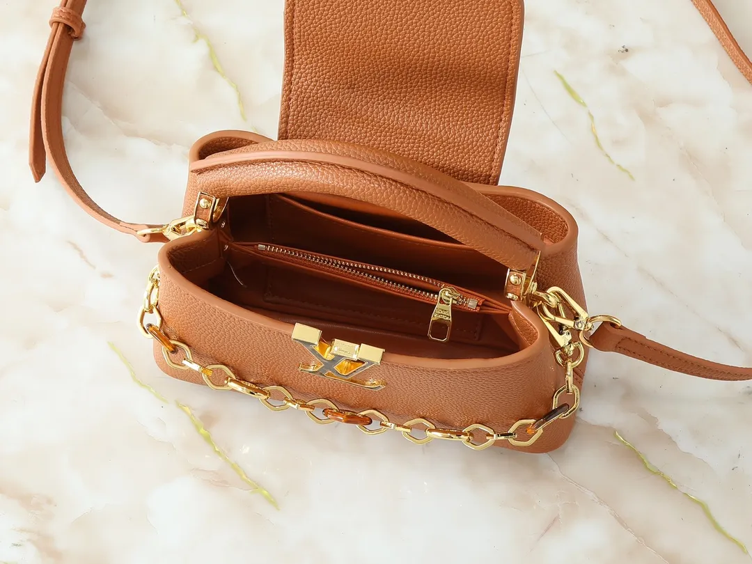 💰420💰Guangzhou goods Upgraded from the original M14381 M14970 M14393 M14972 M14971 This Harmony series launches the Capucines East West mini handbag, which uses a decorative chain to show the inspiration of the Monogram flower. Taurillon cow leather creates an exquisite structure, and the LV letters interpret the colorful brushstrokes of the Puffygram jewelry series. The flap can be folded in or out, and the inner pocket can safely store valuables. Dimensions: 22.0 x 12.0 x 8.0 cm (length x height x width)
