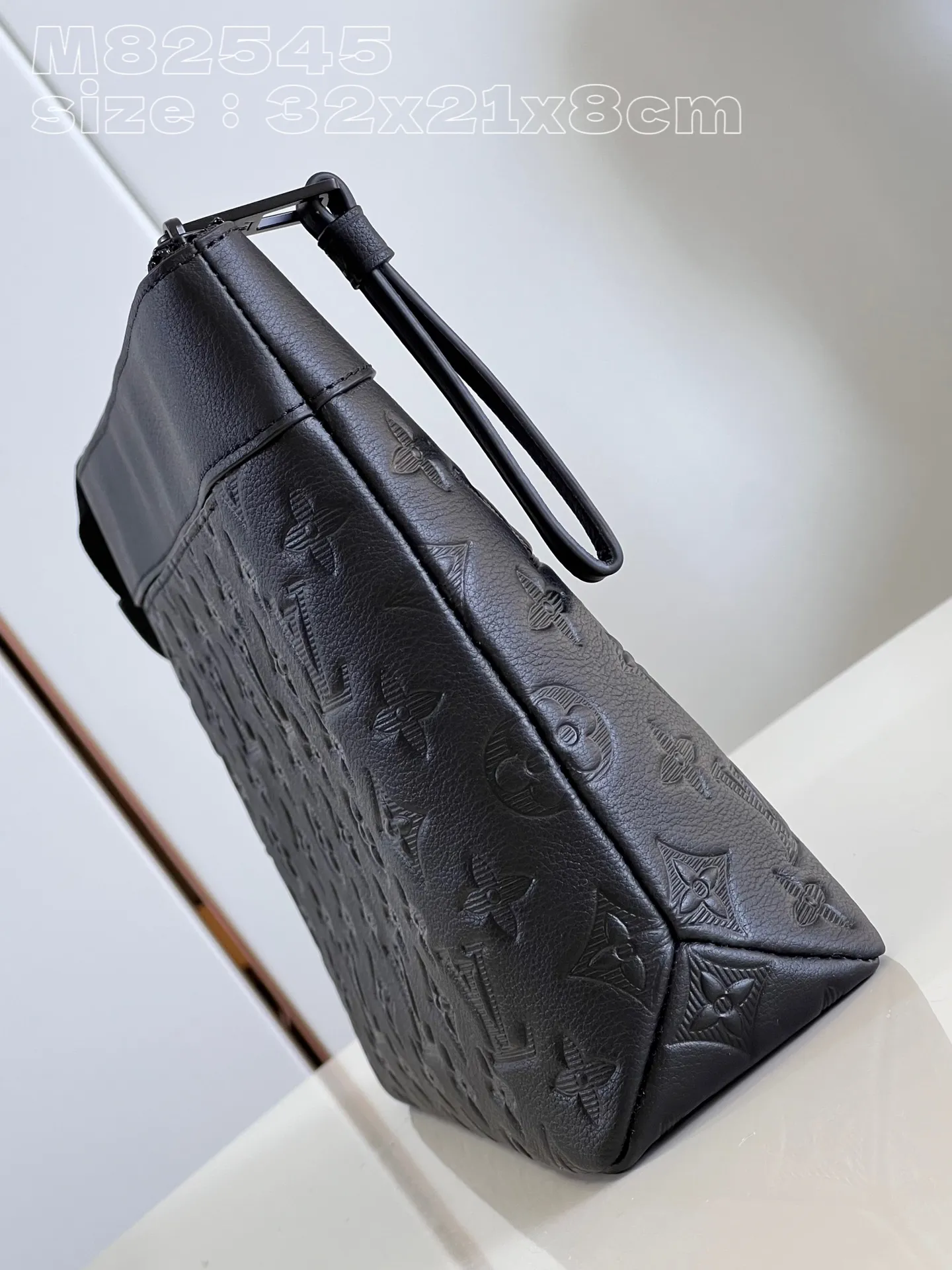 💰740 (top-grain leather) top original model: M82544 black embossed clutch 🕶️🕶️Pochette Voyage Souple clutch is made of soft Monogram Eclipse coated canvas, with rounded strokes outlining the classic Pochette Voyage clutch lines, bringing a comfortable travel experience. The slim construction features a zip compartment and magnetic back pocket. 32 x 21 x 8 cm (length x height x width)