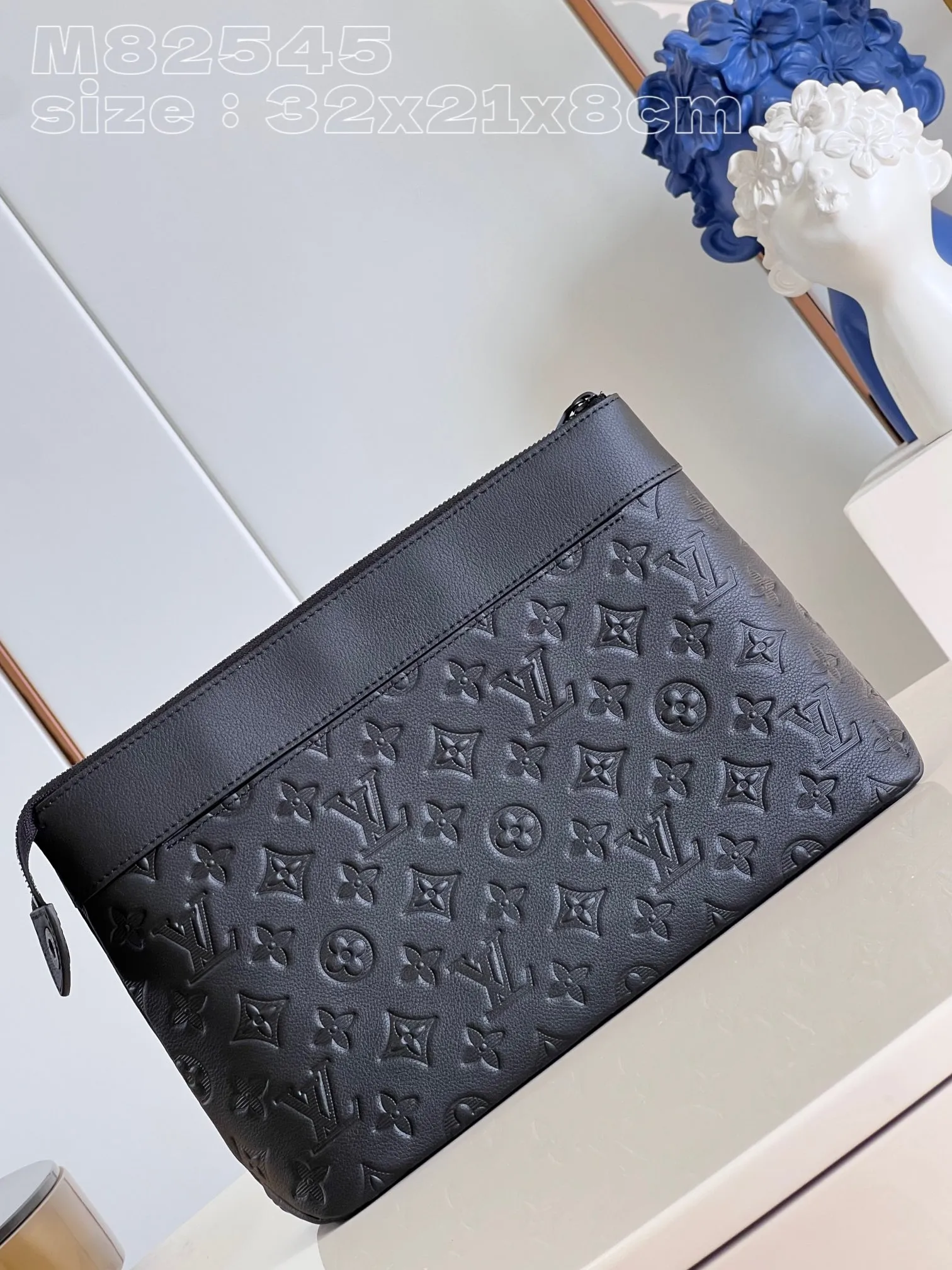 💰740 (top-grain leather) top original model: M82544 black embossed clutch 🕶️🕶️Pochette Voyage Souple clutch is made of soft Monogram Eclipse coated canvas, with rounded strokes outlining the classic Pochette Voyage clutch lines, bringing a comfortable travel experience. The slim construction features a zip compartment and magnetic back pocket. 32 x 21 x 8 cm (length x height x width)