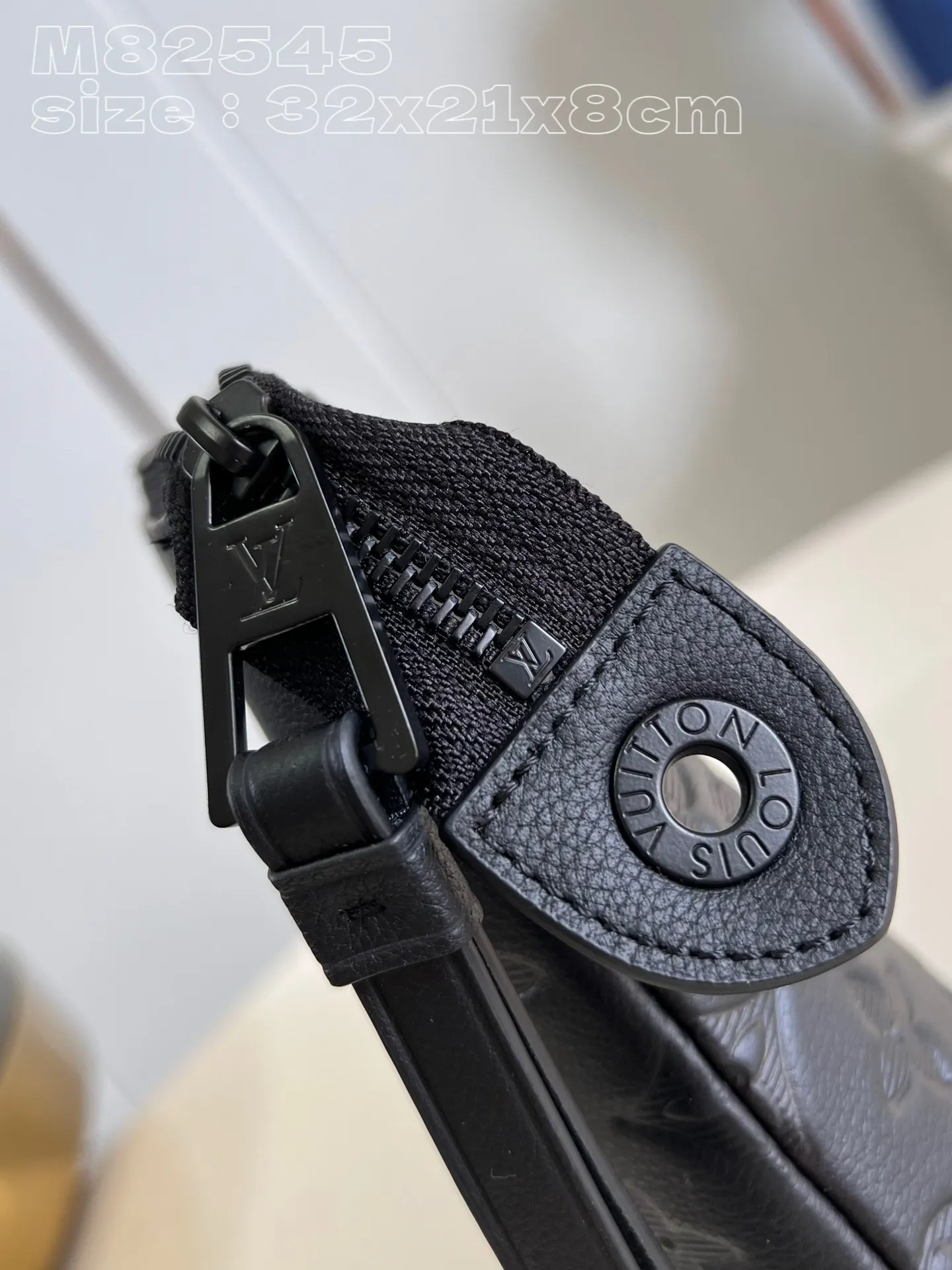 💰740 (top-grain leather) top original model: M82544 black embossed clutch 🕶️🕶️Pochette Voyage Souple clutch is made of soft Monogram Eclipse coated canvas, with rounded strokes outlining the classic Pochette Voyage clutch lines, bringing a comfortable travel experience. The slim construction features a zip compartment and magnetic back pocket. 32 x 21 x 8 cm (length x height x width)