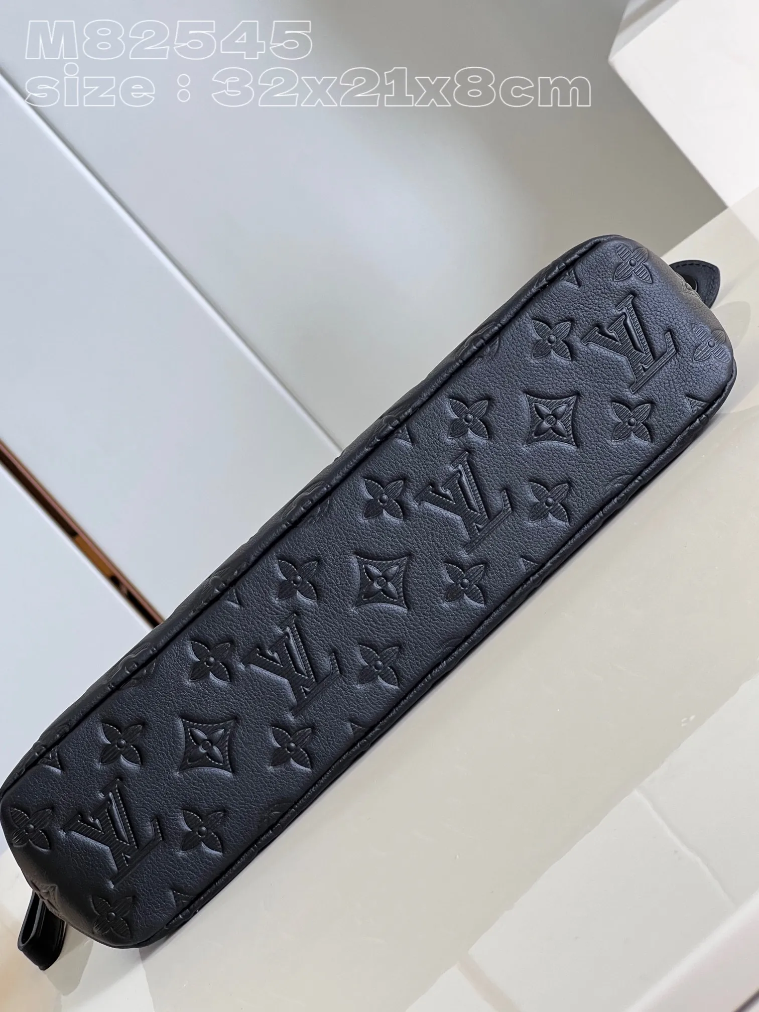 💰740 (top-grain leather) top original model: M82544 black embossed clutch 🕶️🕶️Pochette Voyage Souple clutch is made of soft Monogram Eclipse coated canvas, with rounded strokes outlining the classic Pochette Voyage clutch lines, bringing a comfortable travel experience. The slim construction features a zip compartment and magnetic back pocket. 32 x 21 x 8 cm (length x height x width)