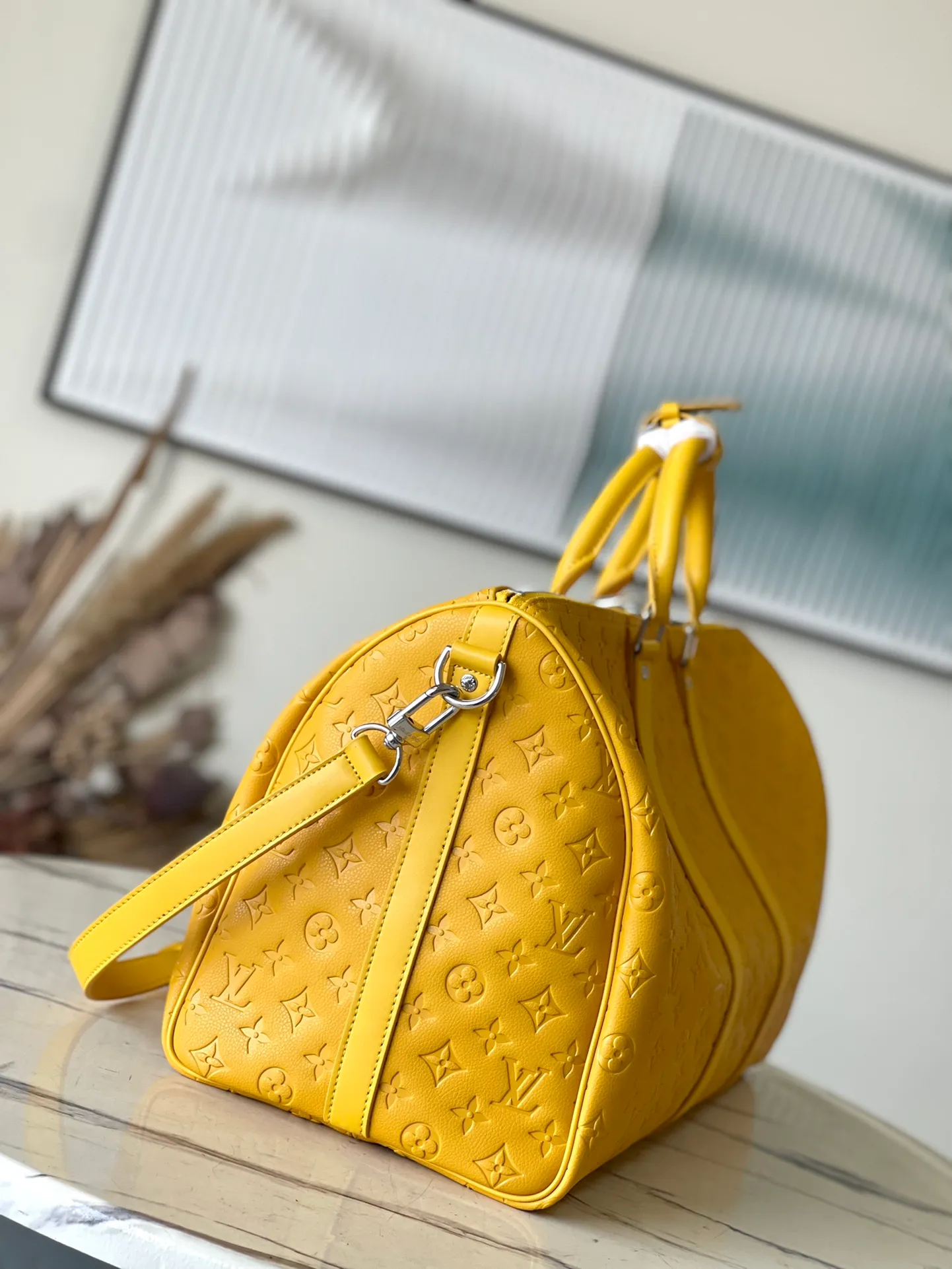💰1500 (top-grain leather) Top original order M23748 Yellow This Keepall Bandoulière 50 travel bag is made of Monogram Shadow leather with full Monogram embossing and matte metal parts to achieve a minimalist design. The cabin luggage size is suitable for short trips. The Keepall soft travel bag series was born in the 1930s and remains as classic and elegant as ever. Dimensions: 50 x 29 x 23 cm