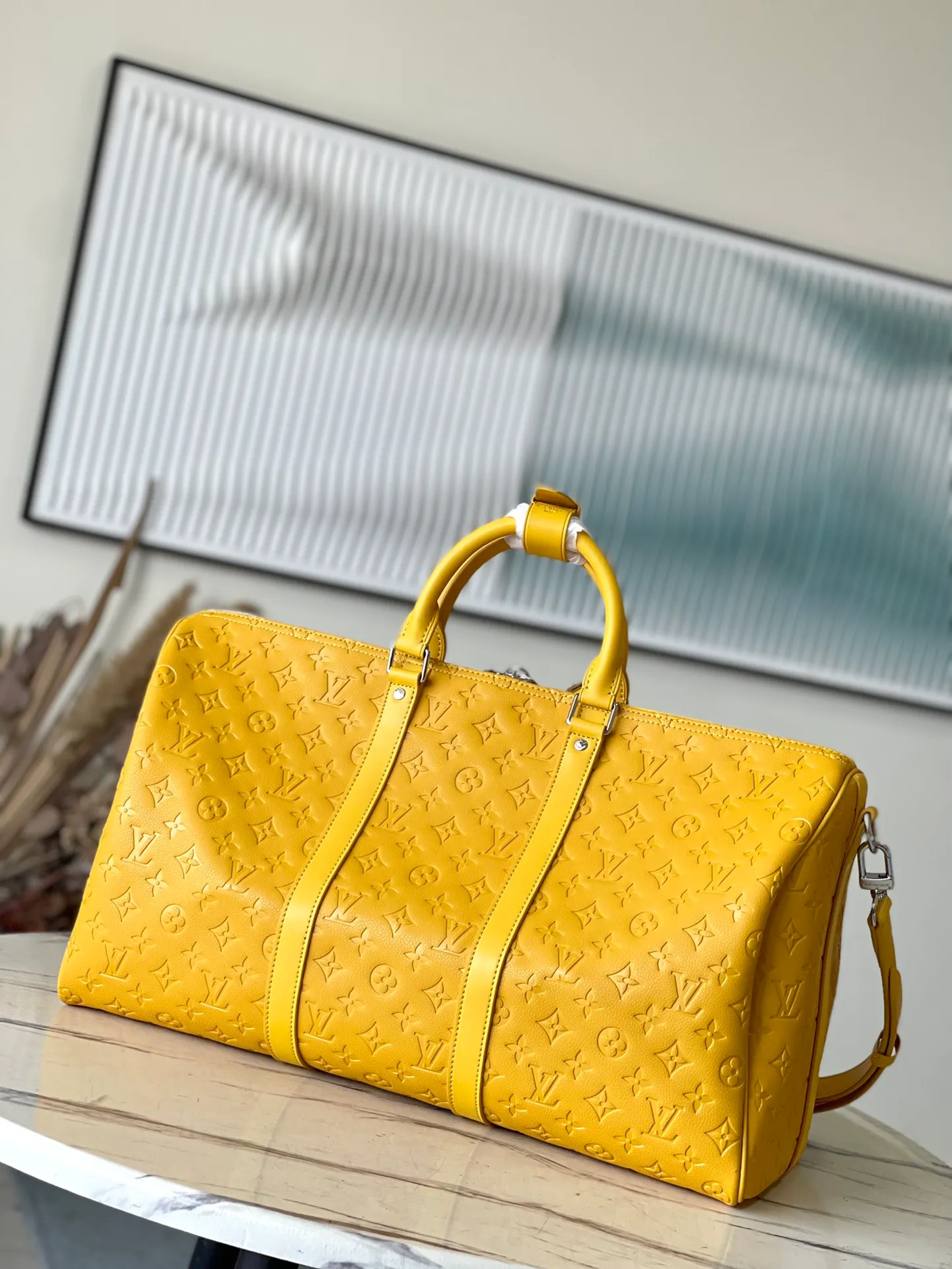 💰1500 (top-grain leather) Top original order M23748 Yellow This Keepall Bandoulière 50 travel bag is made of Monogram Shadow leather with full Monogram embossing and matte metal parts to achieve a minimalist design. The cabin luggage size is suitable for short trips. The Keepall soft travel bag series was born in the 1930s and remains as classic and elegant as ever. Dimensions: 50 x 29 x 23 cm