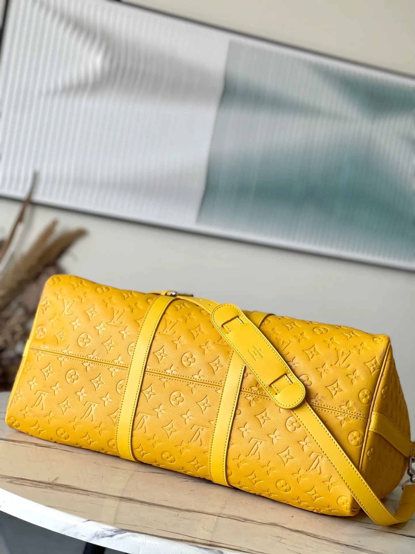 💰1500 (top-grain leather) Top original order M23748 Yellow This Keepall Bandoulière 50 travel bag is made of Monogram Shadow leather with full Monogram embossing and matte metal parts to achieve a minimalist design. The cabin luggage size is suitable for short trips. The Keepall soft travel bag series was born in the 1930s and remains as classic and elegant as ever. Dimensions: 50 x 29 x 23 cm
