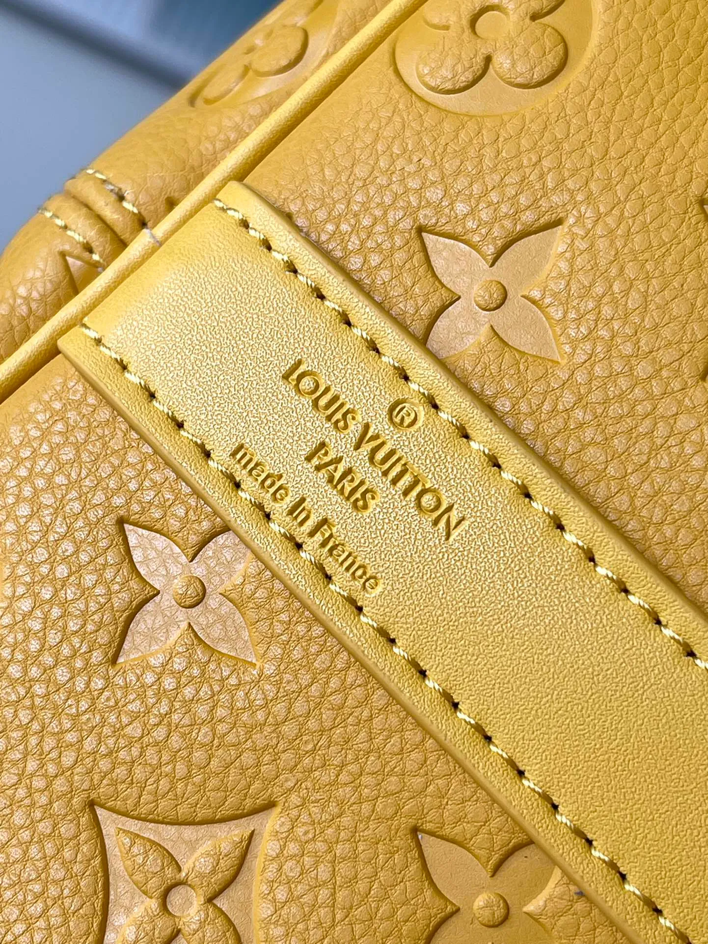 💰1500 (top-grain leather) Top original order M23748 Yellow This Keepall Bandoulière 50 travel bag is made of Monogram Shadow leather with full Monogram embossing and matte metal parts to achieve a minimalist design. The cabin luggage size is suitable for short trips. The Keepall soft travel bag series was born in the 1930s and remains as classic and elegant as ever. Dimensions: 50 x 29 x 23 cm