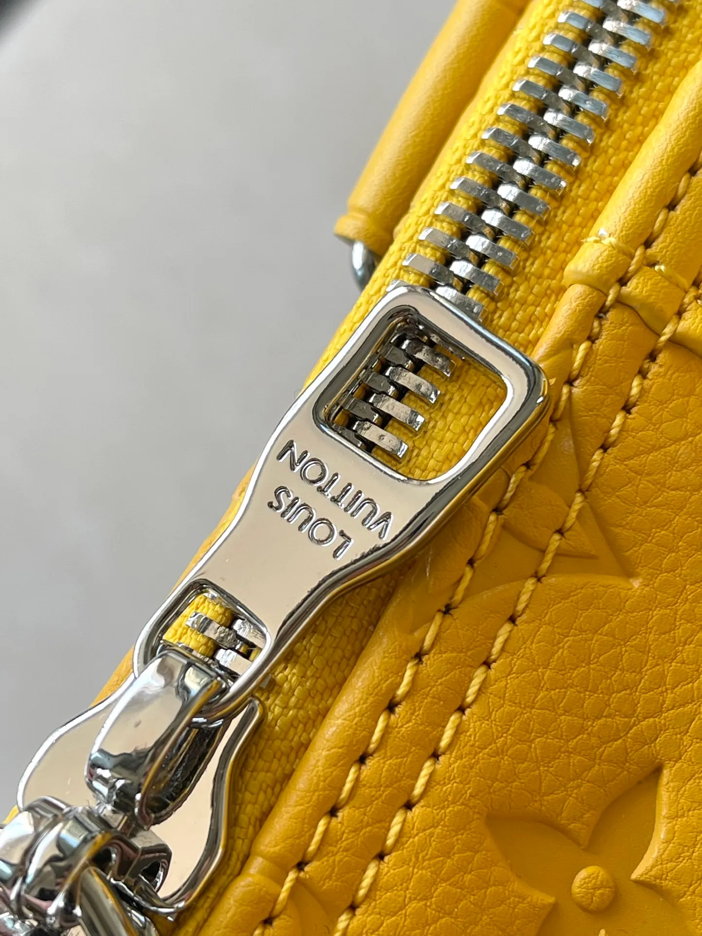 💰1500 (top-grain leather) Top original order M23748 Yellow This Keepall Bandoulière 50 travel bag is made of Monogram Shadow leather with full Monogram embossing and matte metal parts to achieve a minimalist design. The cabin luggage size is suitable for short trips. The Keepall soft travel bag series was born in the 1930s and remains as classic and elegant as ever. Dimensions: 50 x 29 x 23 cm