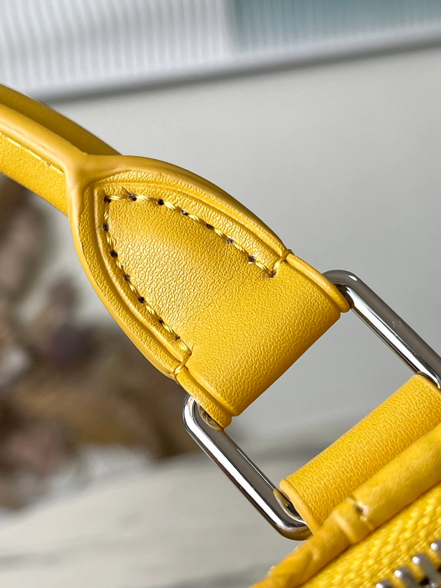 💰1500 (top-grain leather) Top original order M23748 Yellow This Keepall Bandoulière 50 travel bag is made of Monogram Shadow leather with full Monogram embossing and matte metal parts to achieve a minimalist design. The cabin luggage size is suitable for short trips. The Keepall soft travel bag series was born in the 1930s and remains as classic and elegant as ever. Dimensions: 50 x 29 x 23 cm