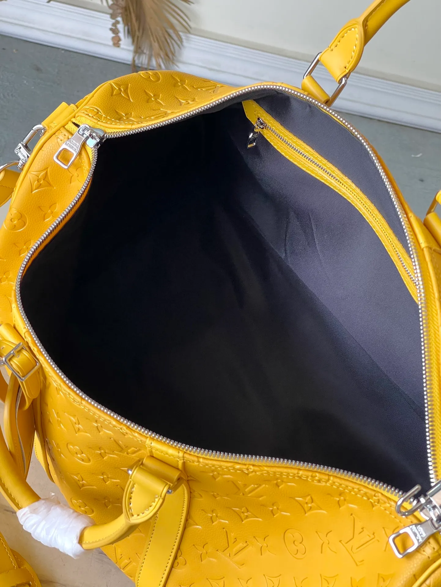 💰1500 (top-grain leather) Top original order M23748 Yellow This Keepall Bandoulière 50 travel bag is made of Monogram Shadow leather with full Monogram embossing and matte metal parts to achieve a minimalist design. The cabin luggage size is suitable for short trips. The Keepall soft travel bag series was born in the 1930s and remains as classic and elegant as ever. Dimensions: 50 x 29 x 23 cm