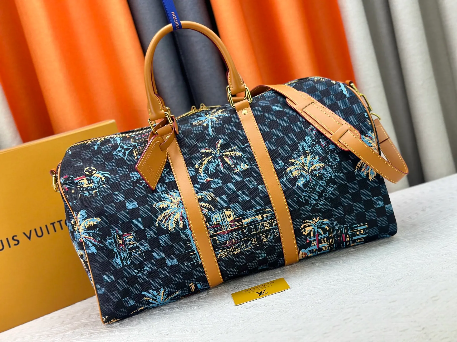 P380 Upgraded original M00227 Coconut Tree This Keell Bandoulière 50 travel bag is made of gorgeous cotton and Damier lm Trees jacquard texture, showing the brand's exquisite craftsmanship. The checkerboard pattern highlights palm trees, iconic buildings and vintage car patterns, recalling the Miami night scene depicted in old postcards, and the Marque L.Vuitton Désée logo is subtly integrated into it.  29 x 23 x 50 cm (H x W x Length) Damier lm Trees Jacquard cotton Cow leather trim Fabric lining Metal hardware Carry-on baggage dimensions Double zipper closure Padlock Removable name tag Internal zippered pocket Shoulder straps: removable, adjustable Strap half-length: 36.0 cm Strap half-length adjustable to: 50.0 cm Handle: Double handle
