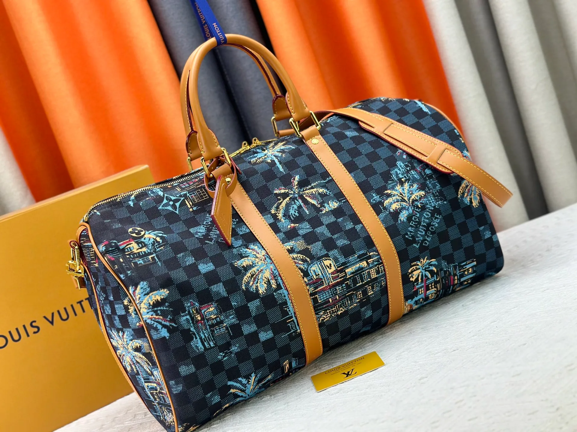 P380 Upgraded original M00227 Coconut Tree This Keell Bandoulière 50 travel bag is made of gorgeous cotton and Damier lm Trees jacquard texture, showing the brand's exquisite craftsmanship. The checkerboard pattern highlights palm trees, iconic buildings and vintage car patterns, recalling the Miami night scene depicted in old postcards, and the Marque L.Vuitton Désée logo is subtly integrated into it.  29 x 23 x 50 cm (H x W x Length) Damier lm Trees Jacquard cotton Cow leather trim Fabric lining Metal hardware Carry-on baggage dimensions Double zipper closure Padlock Removable name tag Internal zippered pocket Shoulder straps: removable, adjustable Strap half-length: 36.0 cm Strap half-length adjustable to: 50.0 cm Handle: Double handle
