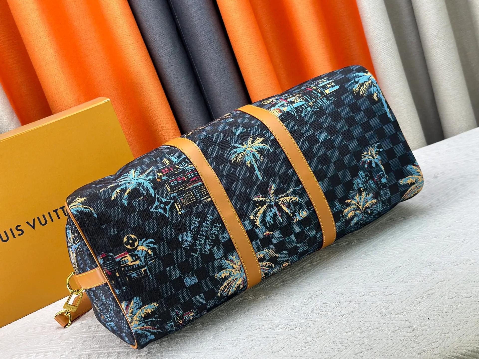 P380 Upgraded original M00227 Coconut Tree This Keell Bandoulière 50 travel bag is made of gorgeous cotton and Damier lm Trees jacquard texture, showing the brand's exquisite craftsmanship. The checkerboard pattern highlights palm trees, iconic buildings and vintage car patterns, recalling the Miami night scene depicted in old postcards, and the Marque L.Vuitton Désée logo is subtly integrated into it.  29 x 23 x 50 cm (H x W x Length) Damier lm Trees Jacquard cotton Cow leather trim Fabric lining Metal hardware Carry-on baggage dimensions Double zipper closure Padlock Removable name tag Internal zippered pocket Shoulder straps: removable, adjustable Strap half-length: 36.0 cm Strap half-length adjustable to: 50.0 cm Handle: Double handle