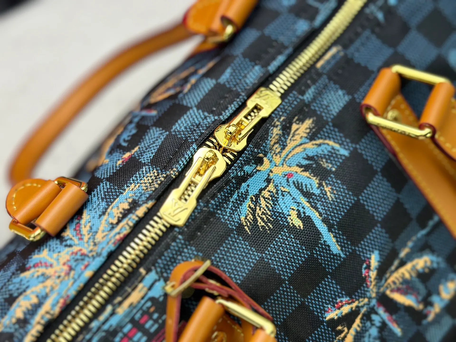 P380 Upgraded original M00227 Coconut Tree This Keell Bandoulière 50 travel bag is made of gorgeous cotton and Damier lm Trees jacquard texture, showing the brand's exquisite craftsmanship. The checkerboard pattern highlights palm trees, iconic buildings and vintage car patterns, recalling the Miami night scene depicted in old postcards, and the Marque L.Vuitton Désée logo is subtly integrated into it.  29 x 23 x 50 cm (H x W x Length) Damier lm Trees Jacquard cotton Cow leather trim Fabric lining Metal hardware Carry-on baggage dimensions Double zipper closure Padlock Removable name tag Internal zippered pocket Shoulder straps: removable, adjustable Strap half-length: 36.0 cm Strap half-length adjustable to: 50.0 cm Handle: Double handle