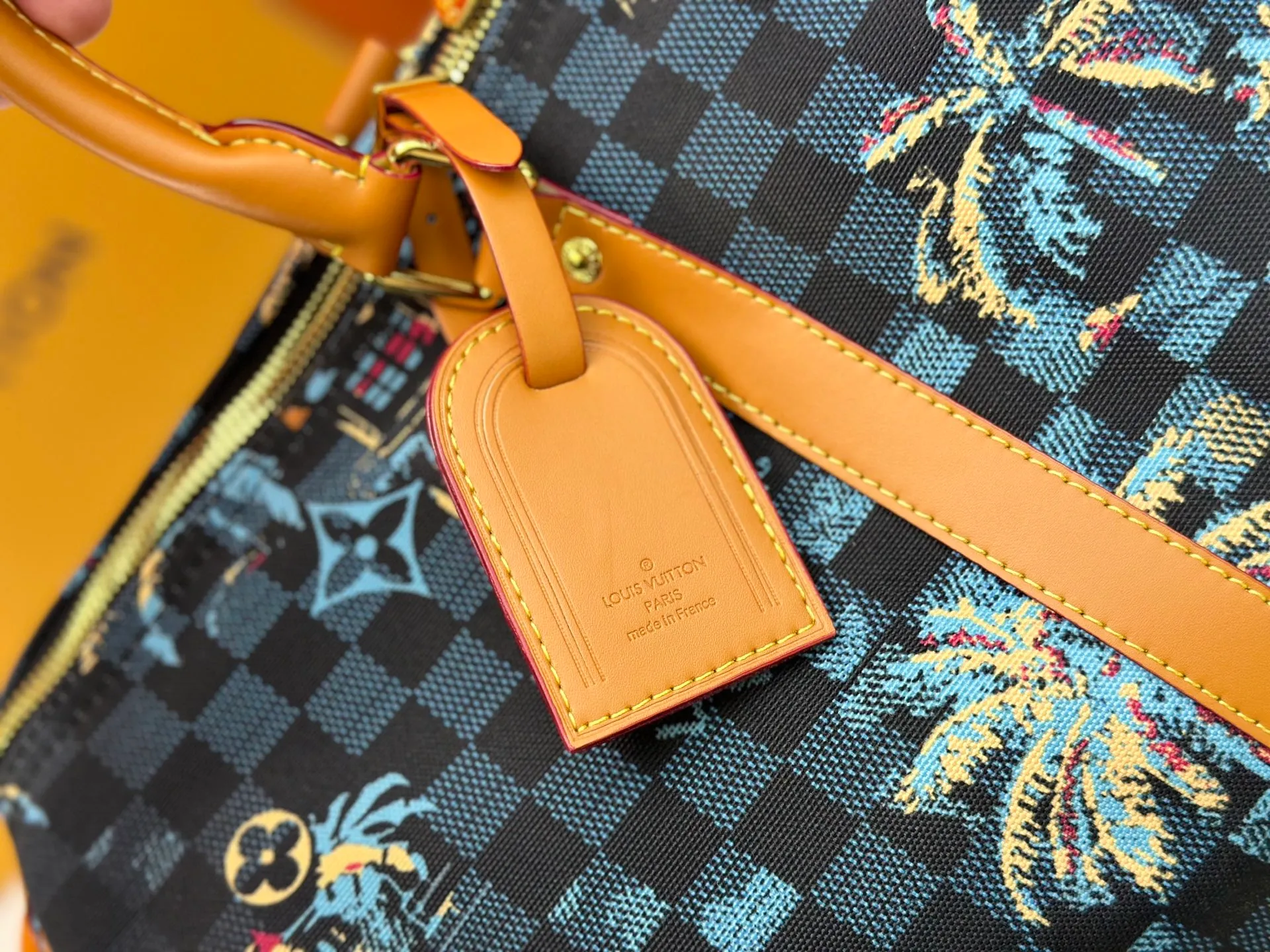 P380 Upgraded original M00227 Coconut Tree This Keell Bandoulière 50 travel bag is made of gorgeous cotton and Damier lm Trees jacquard texture, showing the brand's exquisite craftsmanship. The checkerboard pattern highlights palm trees, iconic buildings and vintage car patterns, recalling the Miami night scene depicted in old postcards, and the Marque L.Vuitton Désée logo is subtly integrated into it.  29 x 23 x 50 cm (H x W x Length) Damier lm Trees Jacquard cotton Cow leather trim Fabric lining Metal hardware Carry-on baggage dimensions Double zipper closure Padlock Removable name tag Internal zippered pocket Shoulder straps: removable, adjustable Strap half-length: 36.0 cm Strap half-length adjustable to: 50.0 cm Handle: Double handle