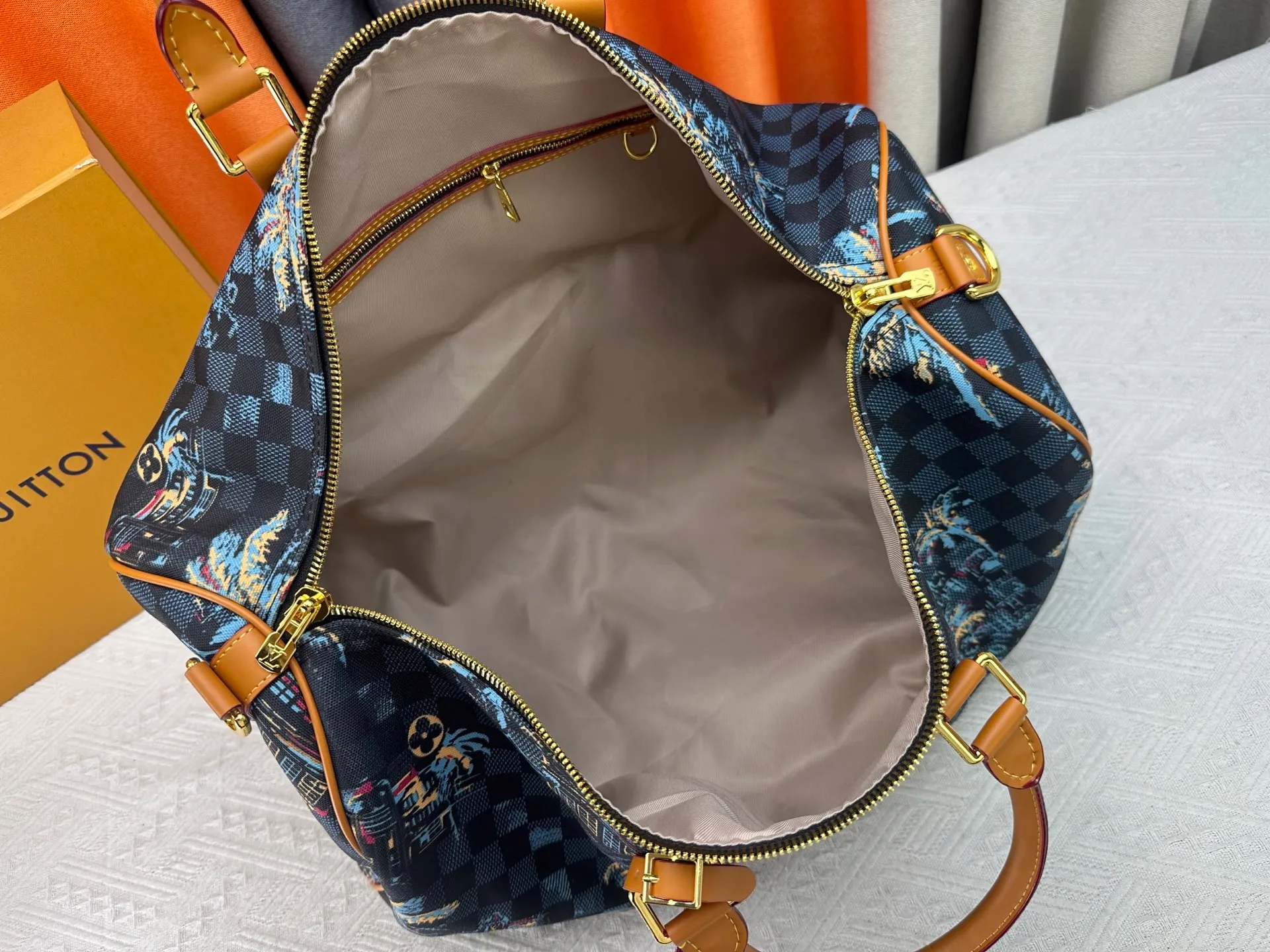 P380 Upgraded original M00227 Coconut Tree This Keell Bandoulière 50 travel bag is made of gorgeous cotton and Damier lm Trees jacquard texture, showing the brand's exquisite craftsmanship. The checkerboard pattern highlights palm trees, iconic buildings and vintage car patterns, recalling the Miami night scene depicted in old postcards, and the Marque L.Vuitton Désée logo is subtly integrated into it.  29 x 23 x 50 cm (H x W x Length) Damier lm Trees Jacquard cotton Cow leather trim Fabric lining Metal hardware Carry-on baggage dimensions Double zipper closure Padlock Removable name tag Internal zippered pocket Shoulder straps: removable, adjustable Strap half-length: 36.0 cm Strap half-length adjustable to: 50.0 cm Handle: Double handle