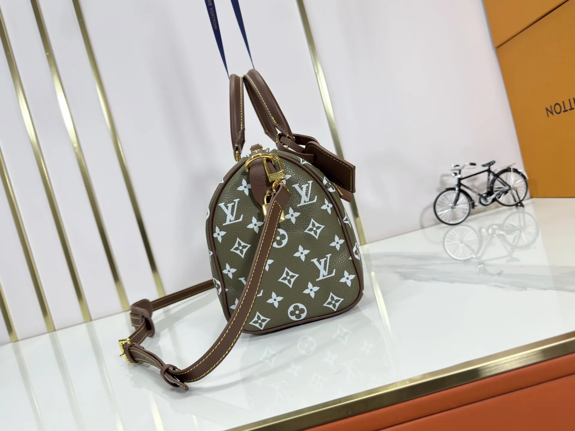 P280 Upgraded original M15278 M24441 M24424 This Speedy Bandoulière 25 Monogram Leather handbag is made of soft cow leather and uses Monogram patterns to reproduce the elegant look and feel of canvas printing. Dazzling metal hardware, sheepskin lining and nameplate all reflect Creative Director Pharrell Williams' relentless attention to detail. 25 x 15 x 15 cm (length x height x width)