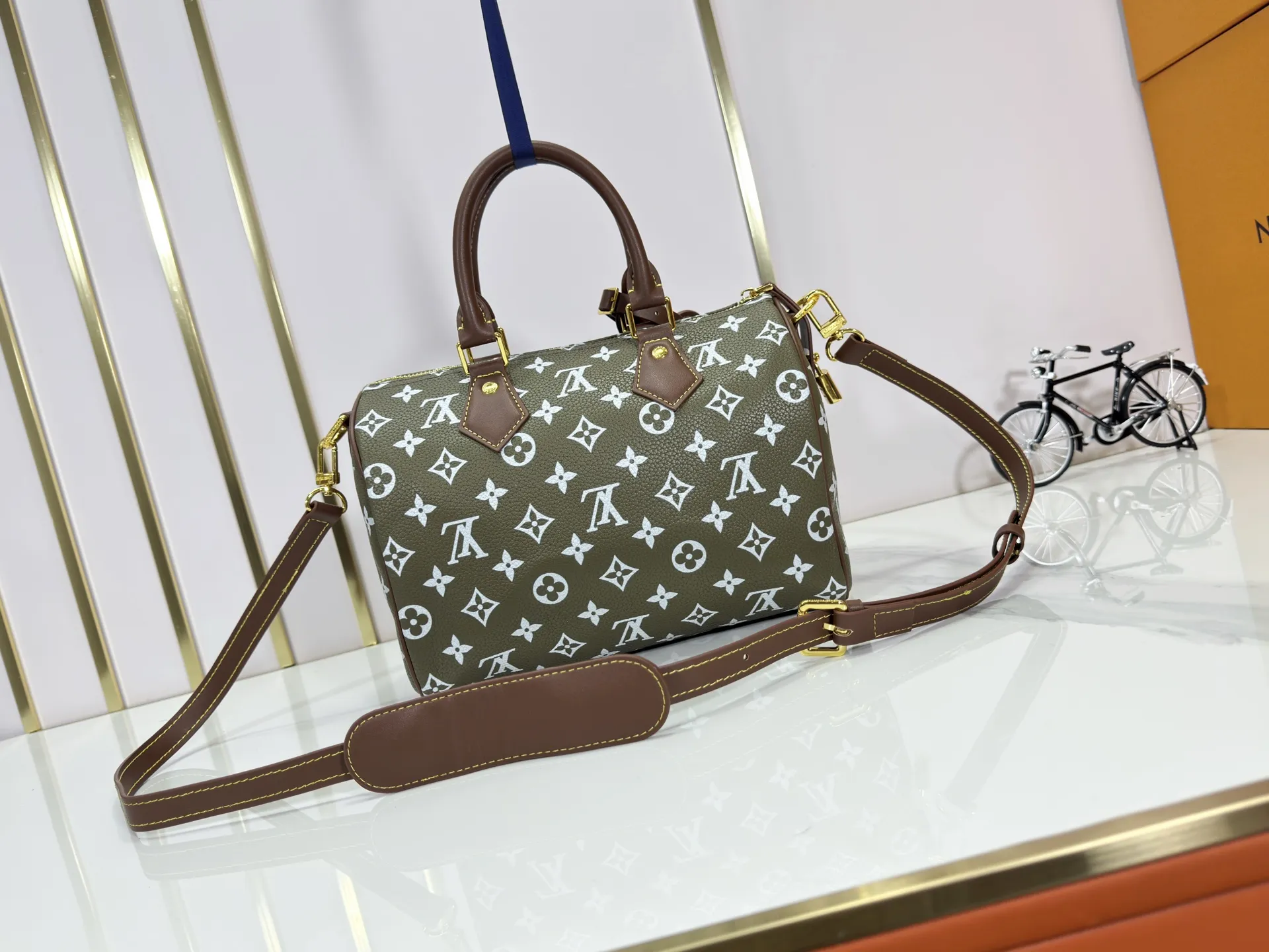 P280 Upgraded original M15278 M24441 M24424 This Speedy Bandoulière 25 Monogram Leather handbag is made of soft cow leather and uses Monogram patterns to reproduce the elegant look and feel of canvas printing. Dazzling metal hardware, sheepskin lining and nameplate all reflect Creative Director Pharrell Williams' relentless attention to detail. 25 x 15 x 15 cm (length x height x width)