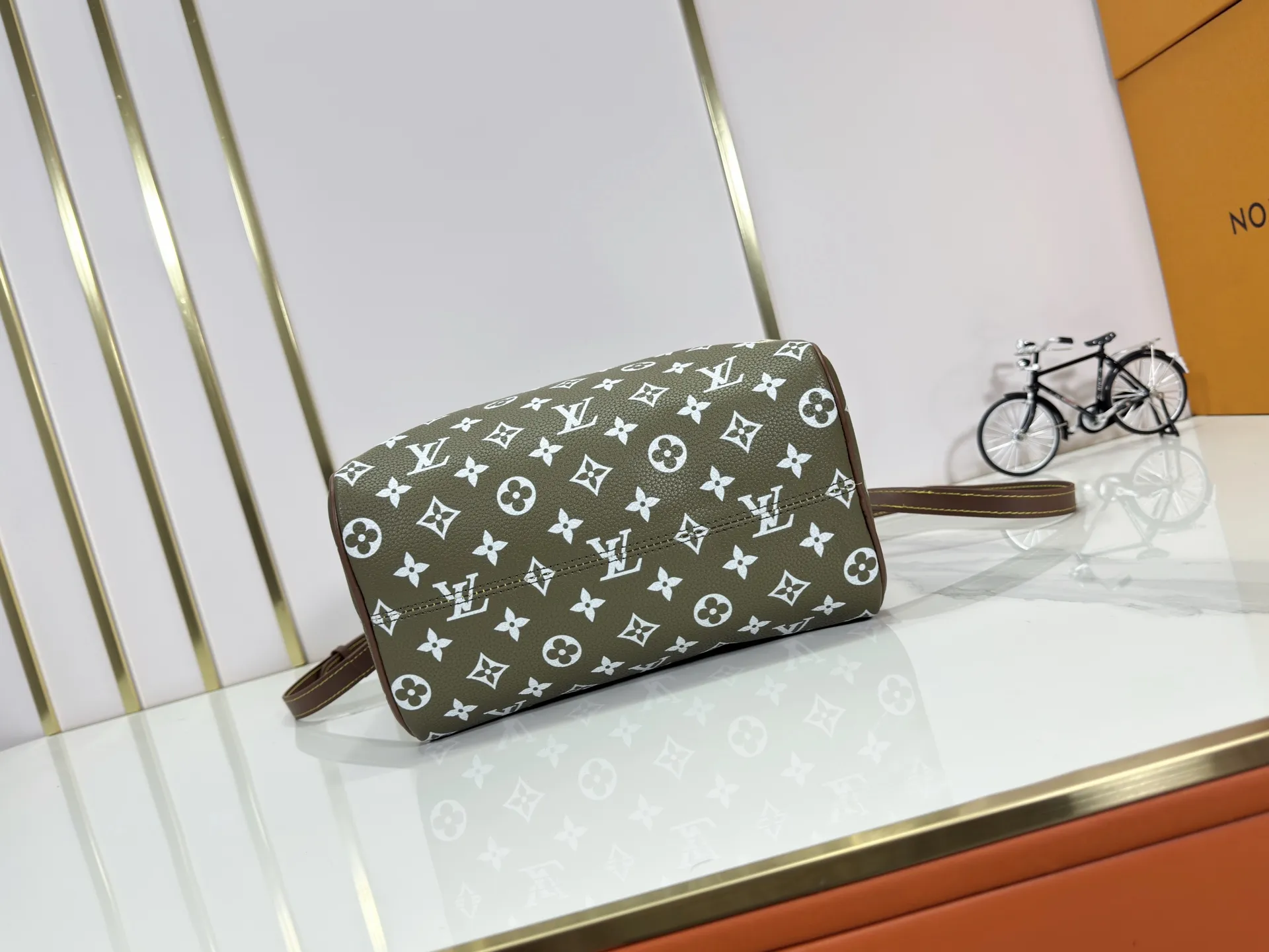 P280 Upgraded original M15278 M24441 M24424 This Speedy Bandoulière 25 Monogram Leather handbag is made of soft cow leather and uses Monogram patterns to reproduce the elegant look and feel of canvas printing. Dazzling metal hardware, sheepskin lining and nameplate all reflect Creative Director Pharrell Williams' relentless attention to detail. 25 x 15 x 15 cm (length x height x width)