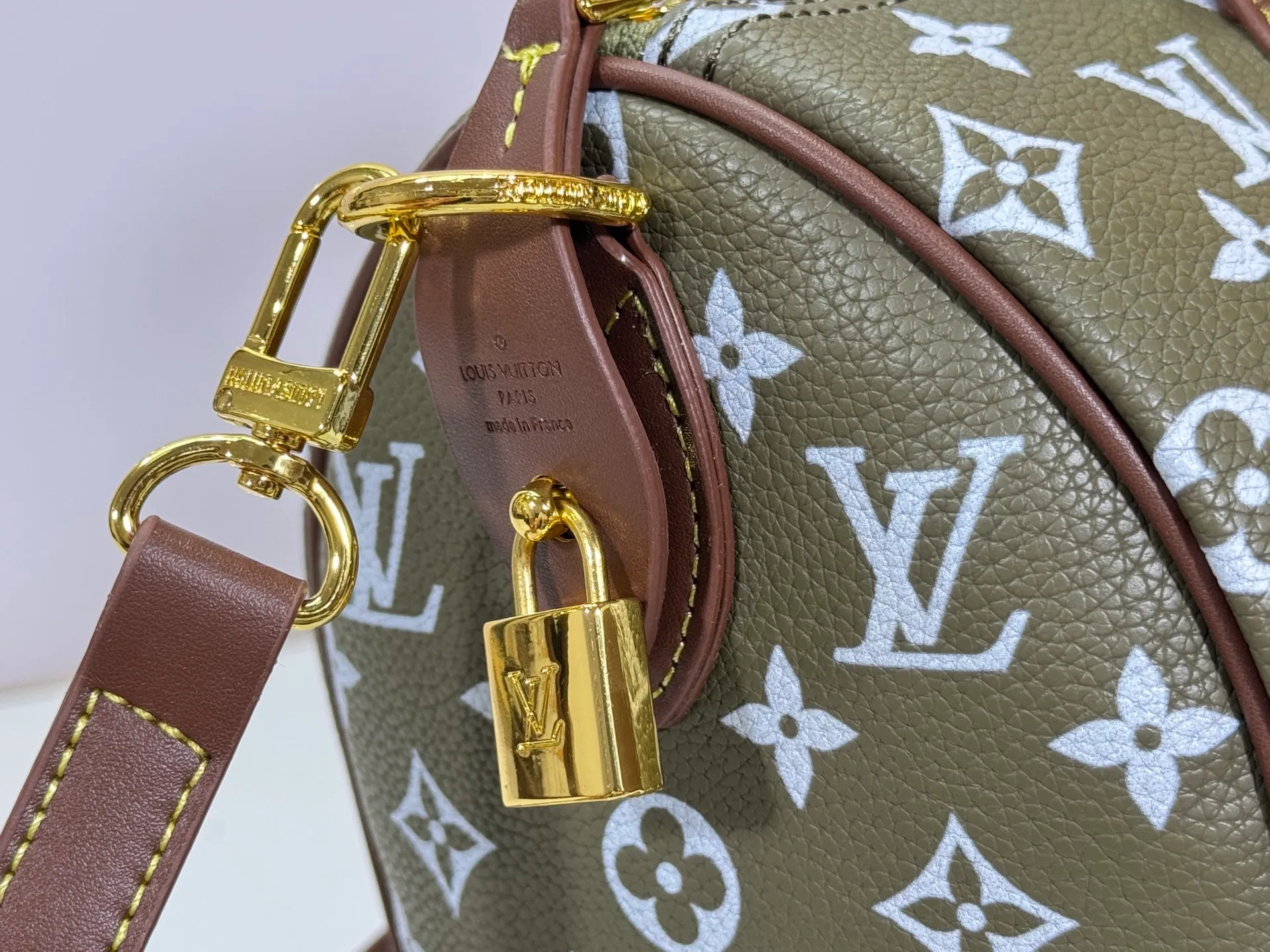 P280 Upgraded original M15278 M24441 M24424 This Speedy Bandoulière 25 Monogram Leather handbag is made of soft cow leather and uses Monogram patterns to reproduce the elegant look and feel of canvas printing. Dazzling metal hardware, sheepskin lining and nameplate all reflect Creative Director Pharrell Williams' relentless attention to detail. 25 x 15 x 15 cm (length x height x width)