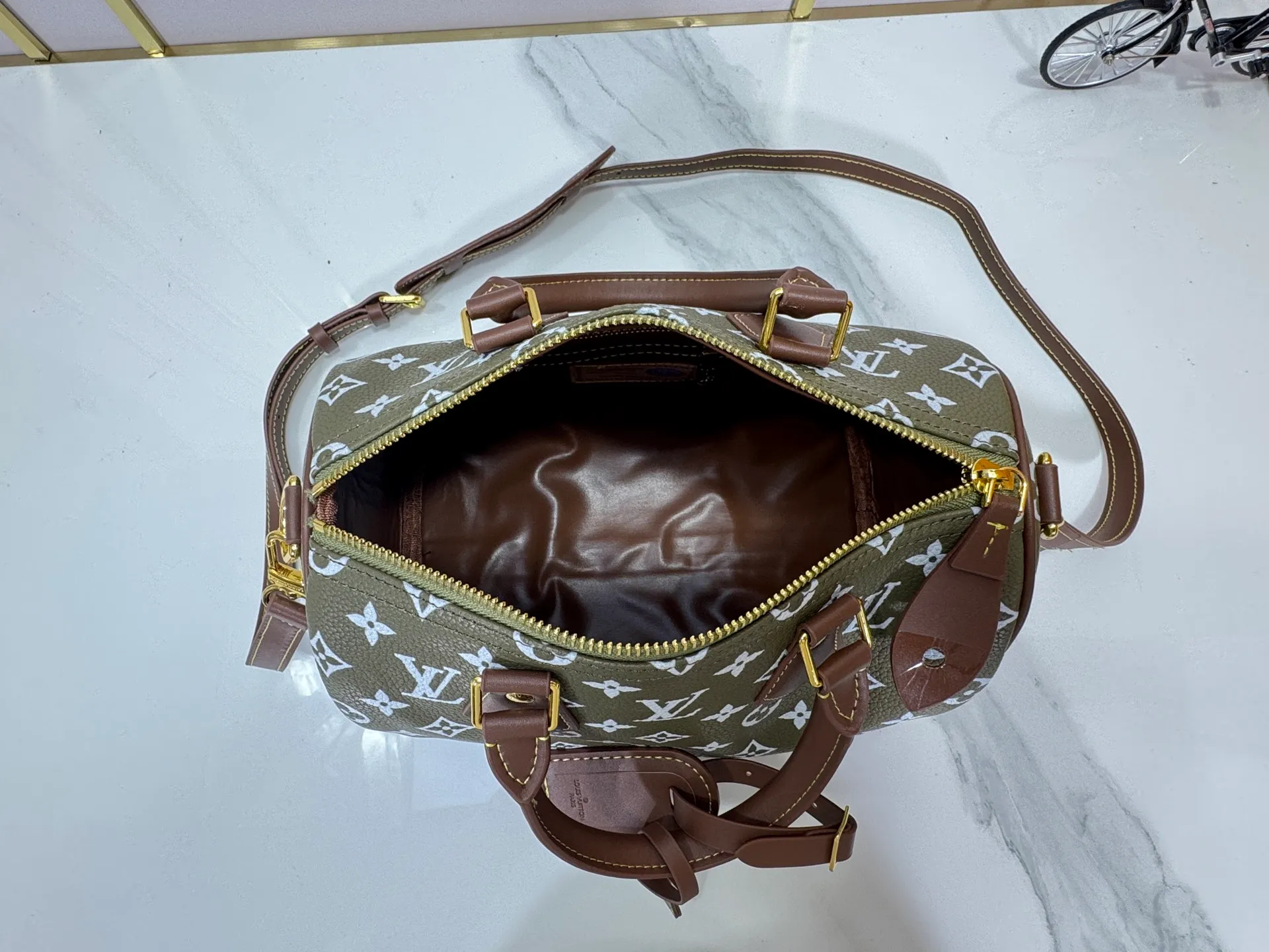 P280 Upgraded original M15278 M24441 M24424 This Speedy Bandoulière 25 Monogram Leather handbag is made of soft cow leather and uses Monogram patterns to reproduce the elegant look and feel of canvas printing. Dazzling metal hardware, sheepskin lining and nameplate all reflect Creative Director Pharrell Williams' relentless attention to detail. 25 x 15 x 15 cm (length x height x width)