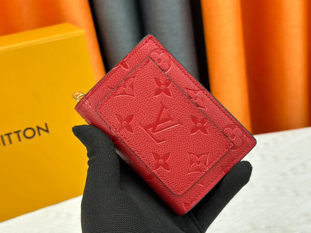 P150LV top replica M80152 This Cléa wallet is made of Monogram Empreinte soft grained cowhide, embellished with Louis Vuitton's iconic Monogram embossed pattern. It has a stylish design, is exquisite and compact but has a spacious capacity. It is equipped with an external patch pocket, zipper coin pocket, banknote compartment and six credit card slots. Dimensions: 12 x 9 x 3.5 cm (length x height x width