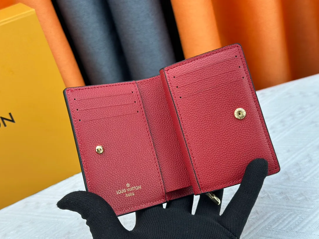 P150LV top replica M80152 This Cléa wallet is made of Monogram Empreinte soft grained cowhide, embellished with Louis Vuitton's iconic Monogram embossed pattern. It has a stylish design, is exquisite and compact but has a spacious capacity. It is equipped with an external patch pocket, zipper coin pocket, banknote compartment and six credit card slots. Dimensions: 12 x 9 x 3.5 cm (length x height x width