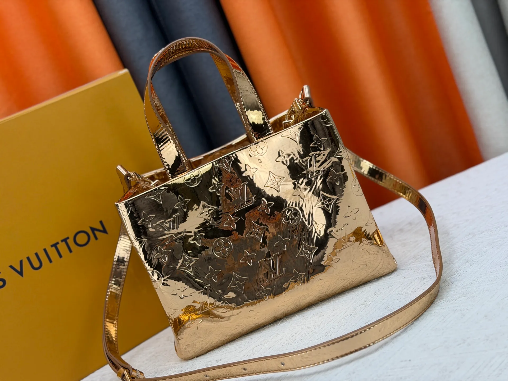 P300 M13940 Mirror Silver Rose Gold Gunmetal Brown Gradient Pink Gradient Blue Khaki Colored Plaid Black Plaid Presbyopia Orange Black Green Pink PHARREL and NIGO collection’s joint series top original order This Shopper medium handbag draws inspiration from Louis Vuitton shopping bags, expressing Louis Vuitton and Maison Fondée En 1854 in soft cow leather Lettering, top handle and removable shoulder strap. 25x19x11 • Cow leather • Cow leather trim • Textile lining • Metal hardware • Musketon closure • Main compartment • Zip pocket • Double patch pockets • Handles: Double handle