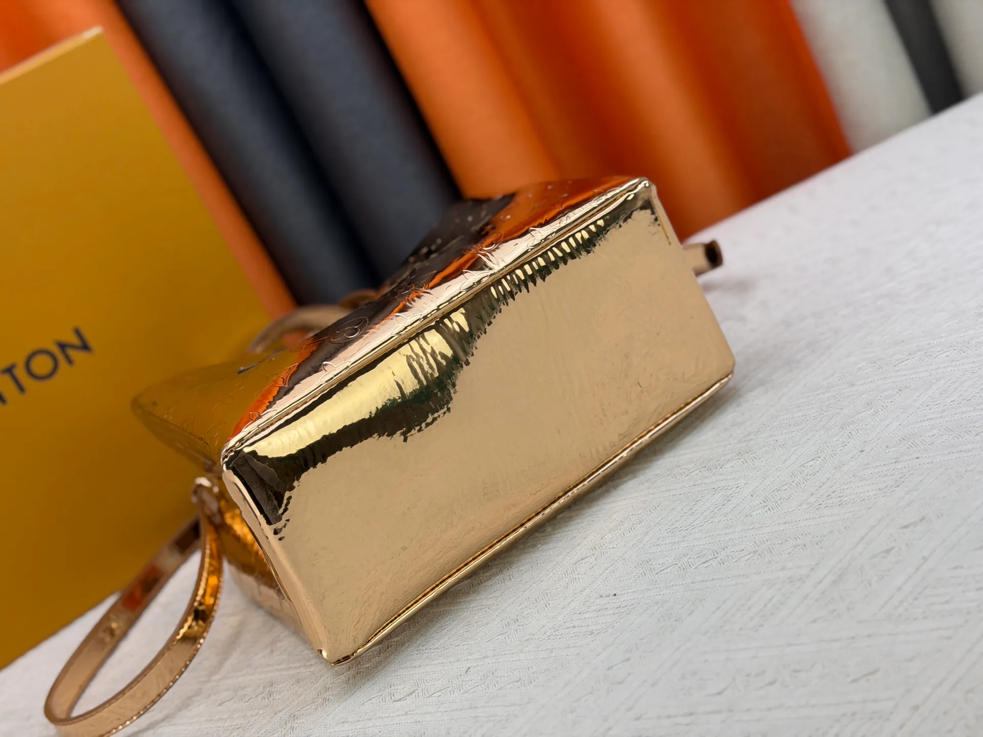 P300 M13940 Mirror Silver Rose Gold Gunmetal Brown Gradient Pink Gradient Blue Khaki Colored Plaid Black Plaid Presbyopia Orange Black Green Pink PHARREL and NIGO collection’s joint series top original order This Shopper medium handbag draws inspiration from Louis Vuitton shopping bags, expressing Louis Vuitton and Maison Fondée En 1854 in soft cow leather Lettering, top handle and removable shoulder strap. 25x19x11 • Cow leather • Cow leather trim • Textile lining • Metal hardware • Musketon closure • Main compartment • Zip pocket • Double patch pockets • Handles: Double handle