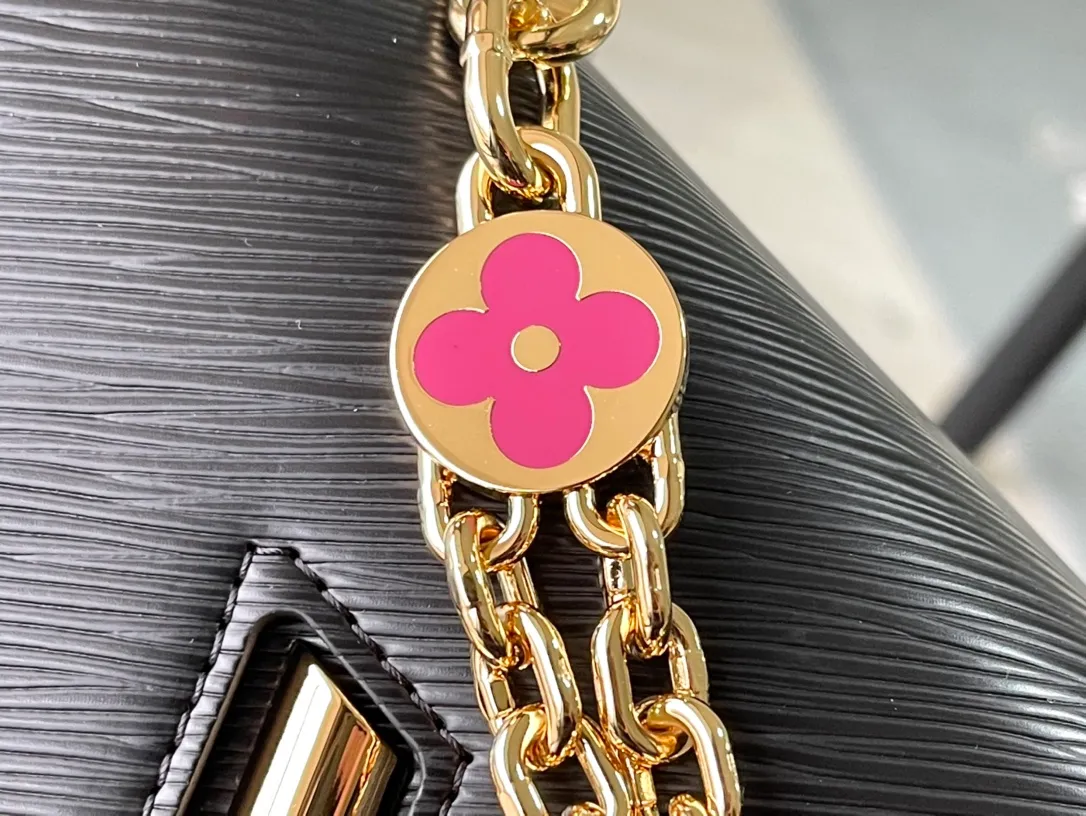 💰1160 (First-Grade Leather) Top Original M21606 Black This Twist medium handbag incorporates an enamel Monogram flower into the double chain, which can be used as a subtle embellishment or connected to the shoulder strap to achieve more styling possibilities. Epi grained leather body with smooth leather trim and lining. Dimensions: 23 x 17 x 9.5 cm