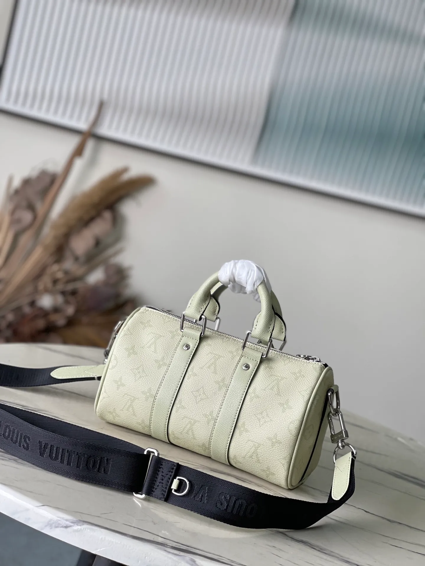💰960 (top-grain leather) top original single M14078 light green This Keepall 25 handbag is made of Monogram Eclipse Reverse canvas, showing an elegant reinterpretation of Louis Vuitton's classic pattern. Reinforced straps and leather name tags continue the iconic elements of the Keepall series, and zipper closure keeps personal items safe. Dimensions: 25.0 x 15.0 x 11.0cm (Length x Height x Width)