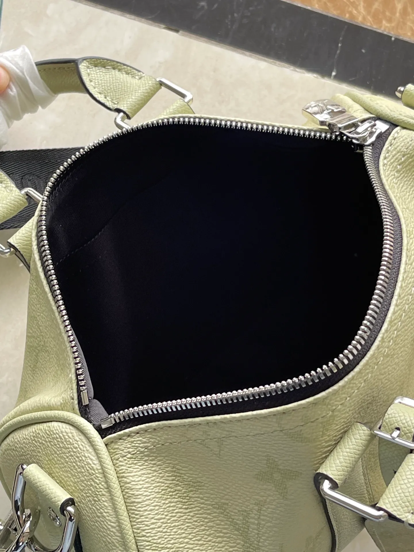 💰960 (top-grain leather) top original single M14078 light green This Keepall 25 handbag is made of Monogram Eclipse Reverse canvas, showing an elegant reinterpretation of Louis Vuitton's classic pattern. Reinforced straps and leather name tags continue the iconic elements of the Keepall series, and zipper closure keeps personal items safe. Dimensions: 25.0 x 15.0 x 11.0cm (Length x Height x Width)