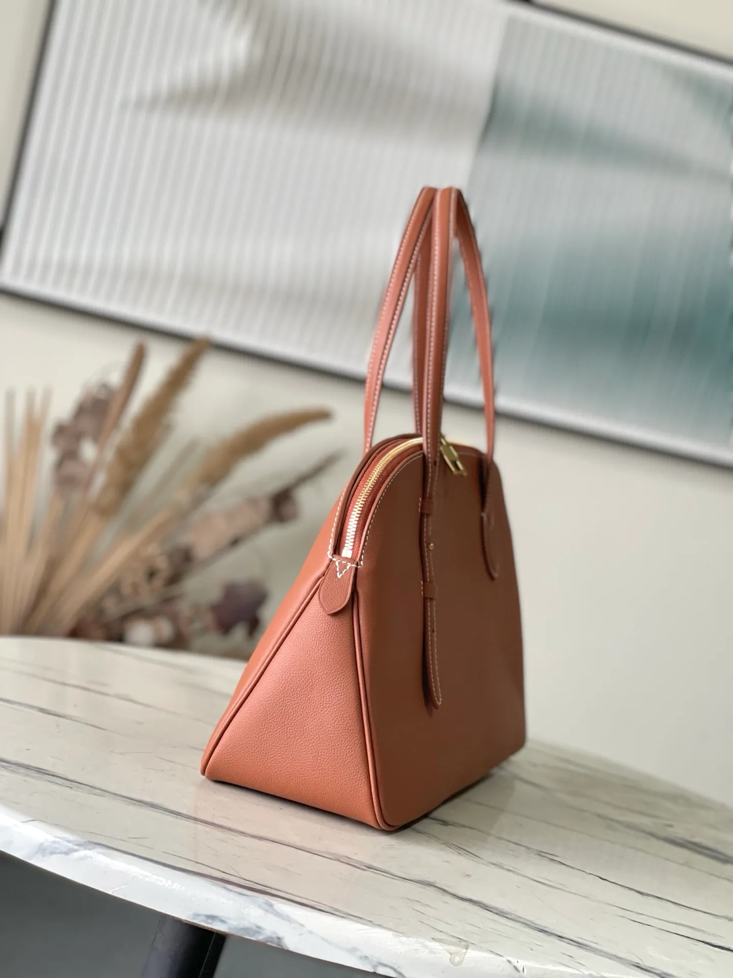 💰1280 (top layer leather) Top original order M26688 Amber This new Duffle Tote of the Low Key series is inspired by the Alma Horizontal handbag in the early 2000s. It is carefully made of timeless black grained calfskin, equipped with a secure zipper design, and is embellished with vintage gold metal parts such as iconic padlocks. The handbag is spacious enough to store a laptop and other daily necessities, and comes with a detachable Monogram pattern pocket. Dimensions: 43.5 x 26.5 x 14.5 cm (length x height x width)