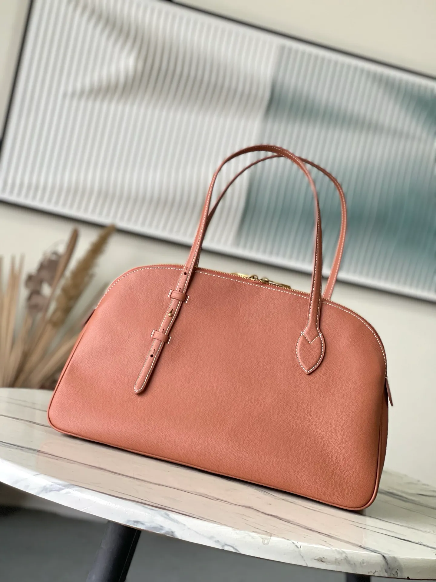 💰1280 (top layer leather) Top original order M26688 Amber This new Duffle Tote of the Low Key series is inspired by the Alma Horizontal handbag in the early 2000s. It is carefully made of timeless black grained calfskin, equipped with a secure zipper design, and is embellished with vintage gold metal parts such as iconic padlocks. The handbag is spacious enough to store a laptop and other daily necessities, and comes with a detachable Monogram pattern pocket. Dimensions: 43.5 x 26.5 x 14.5 cm (length x height x width)
