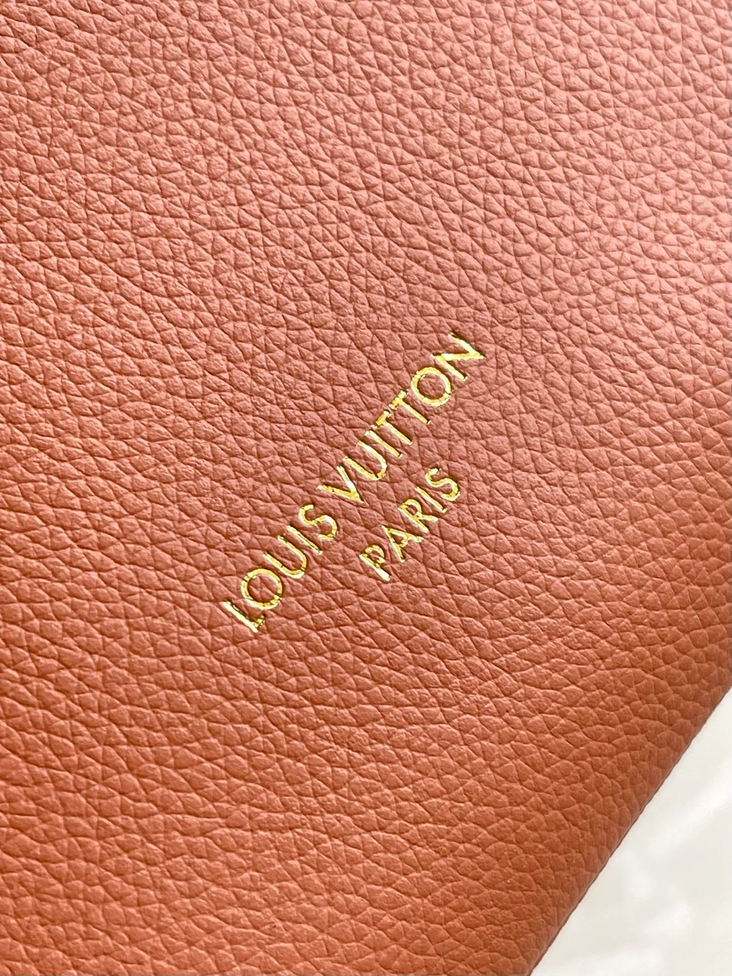 💰1280 (top layer leather) Top original order M26688 Amber This new Duffle Tote of the Low Key series is inspired by the Alma Horizontal handbag in the early 2000s. It is carefully made of timeless black grained calfskin, equipped with a secure zipper design, and is embellished with vintage gold metal parts such as iconic padlocks. The handbag is spacious enough to store a laptop and other daily necessities, and comes with a detachable Monogram pattern pocket. Dimensions: 43.5 x 26.5 x 14.5 cm (length x height x width)