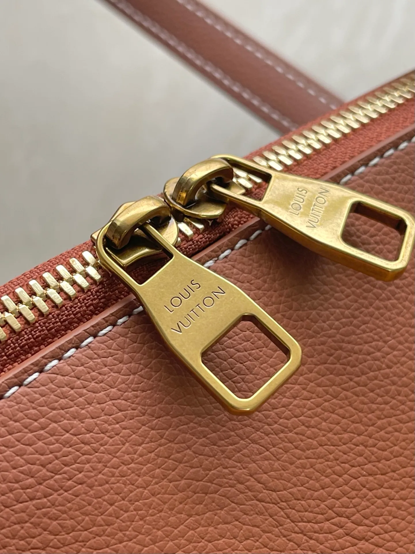 💰1280 (top layer leather) Top original order M26688 Amber This new Duffle Tote of the Low Key series is inspired by the Alma Horizontal handbag in the early 2000s. It is carefully made of timeless black grained calfskin, equipped with a secure zipper design, and is embellished with vintage gold metal parts such as iconic padlocks. The handbag is spacious enough to store a laptop and other daily necessities, and comes with a detachable Monogram pattern pocket. Dimensions: 43.5 x 26.5 x 14.5 cm (length x height x width)